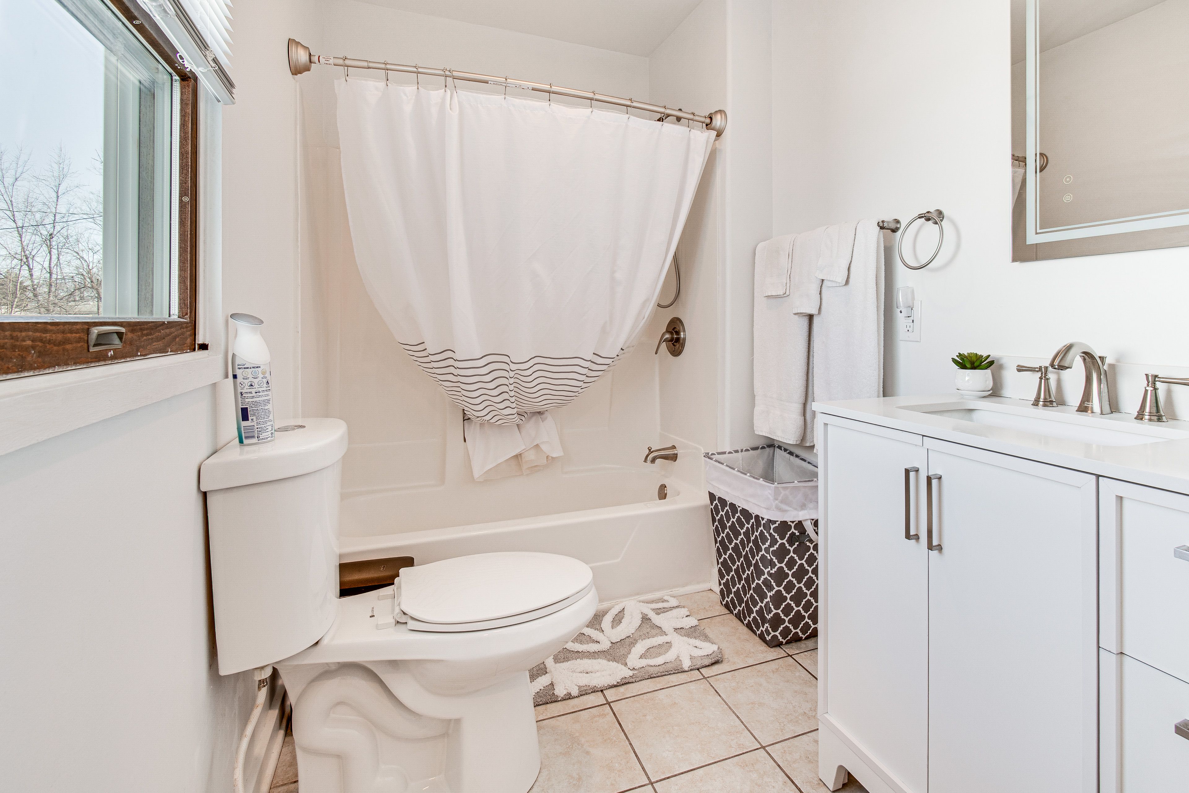 Full Bathroom | Towels Provided