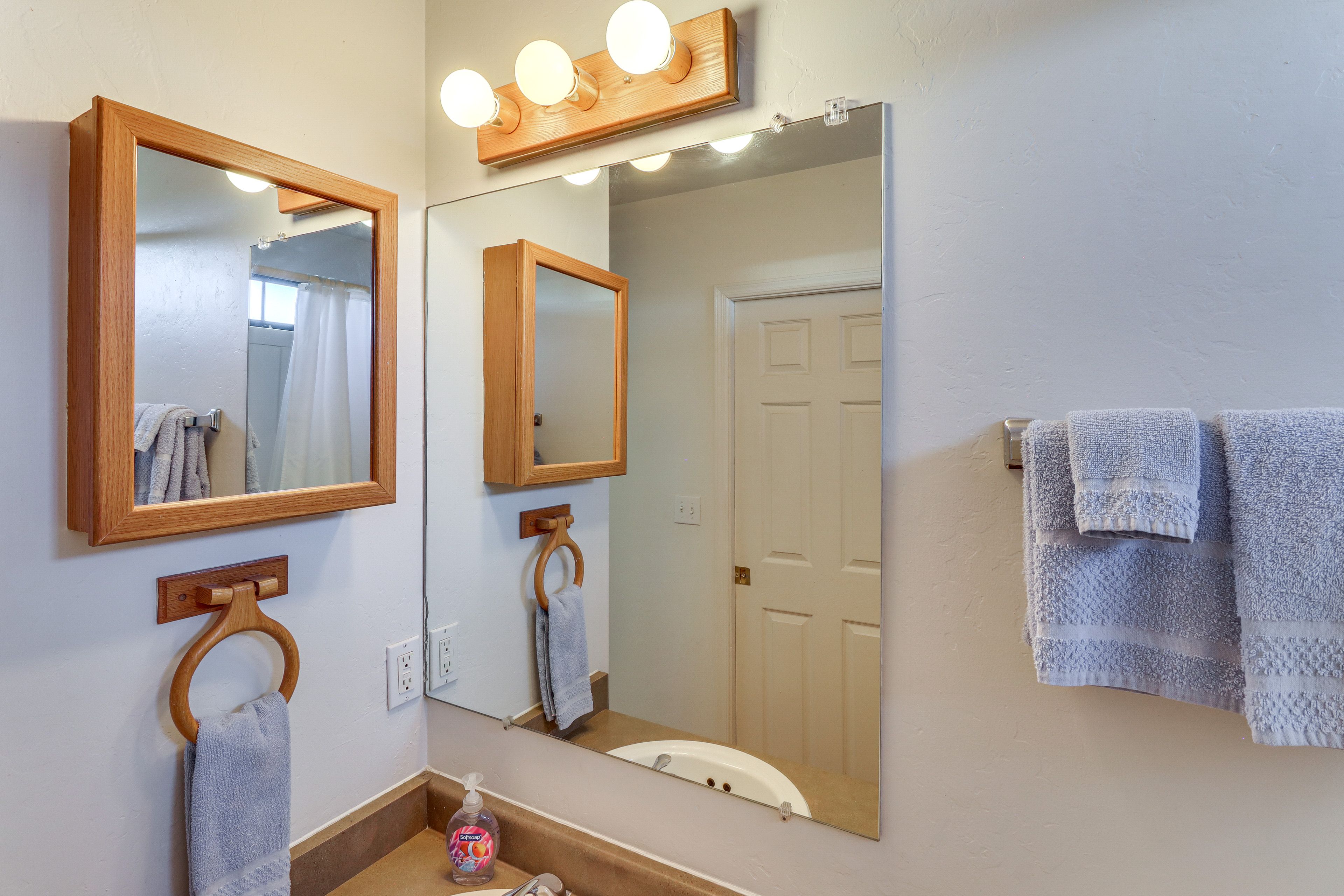 Full Bathroom | Towels Provided | 1st Floor