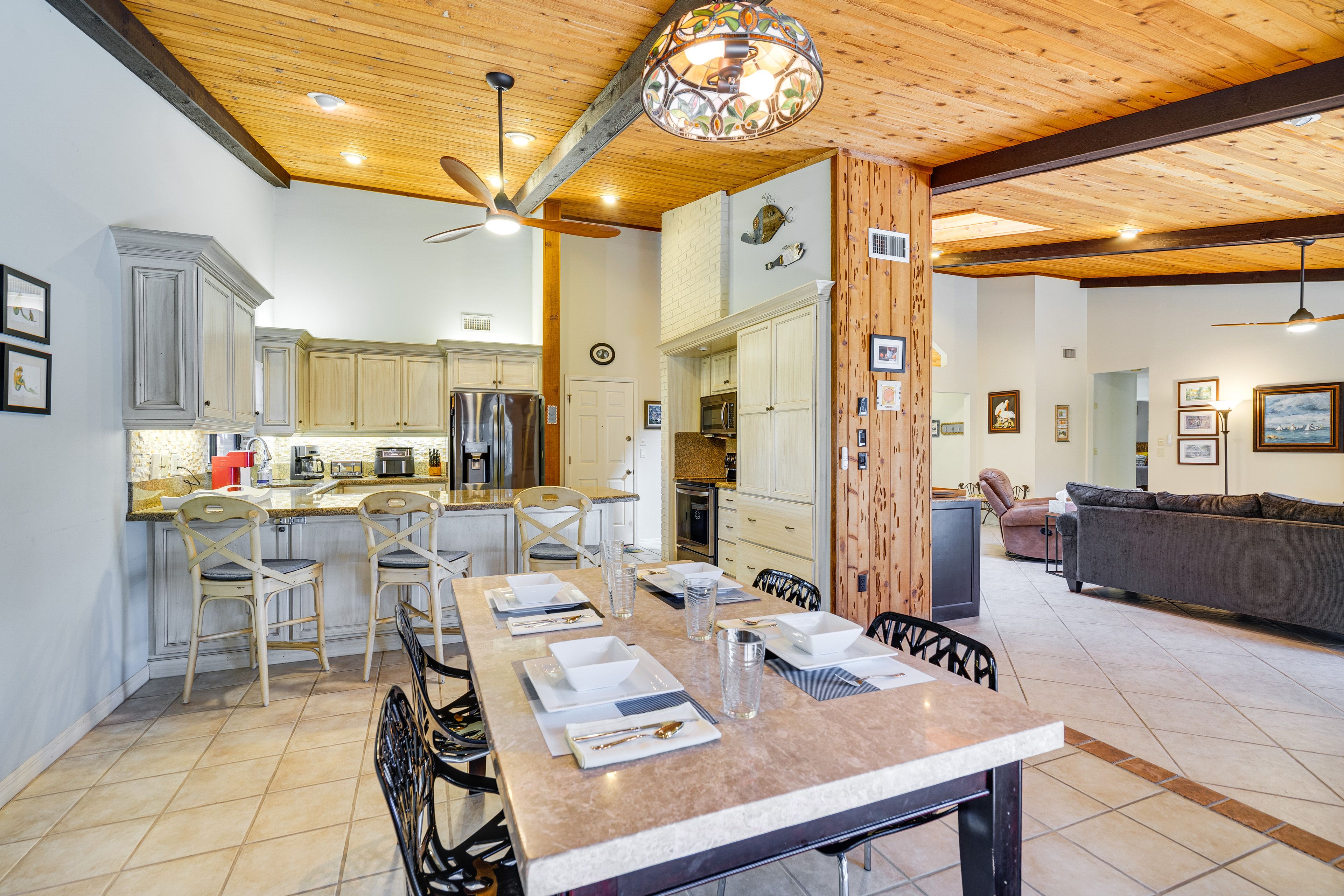 Dining Area & Kitchen
