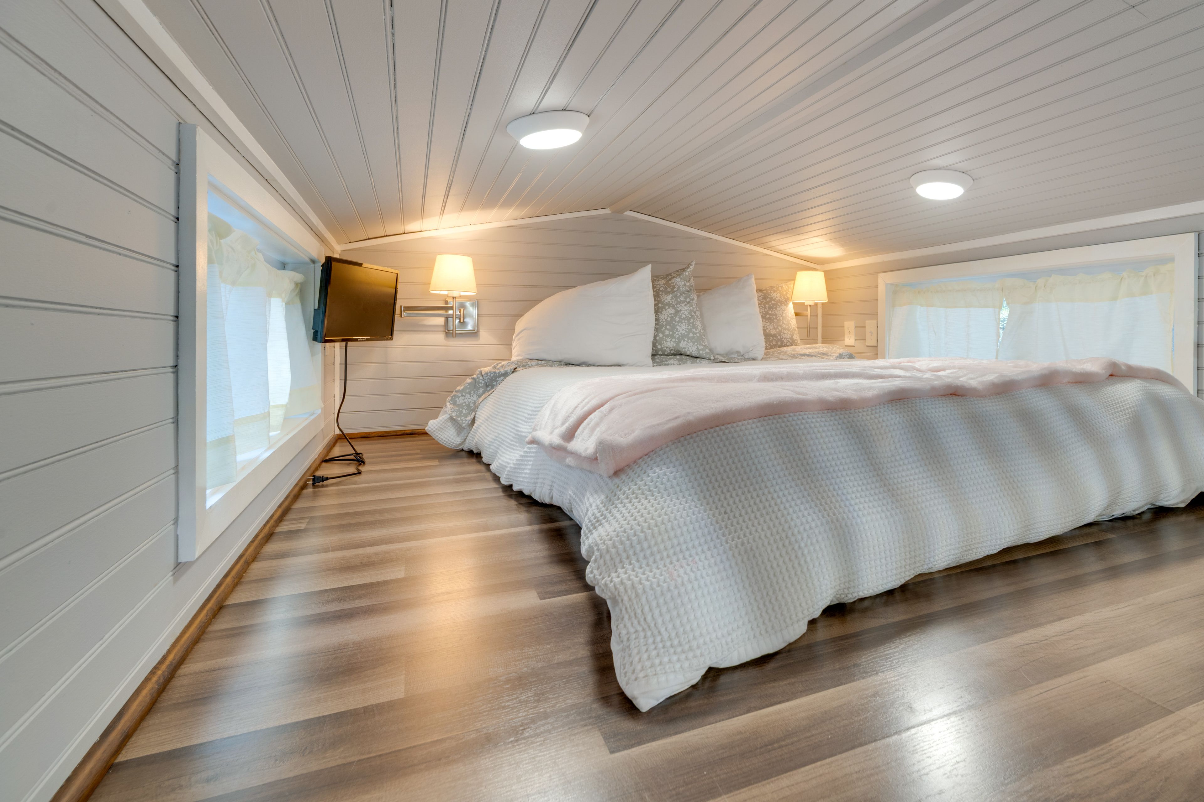 Studio | Queen Floor Mattress | 2nd Level