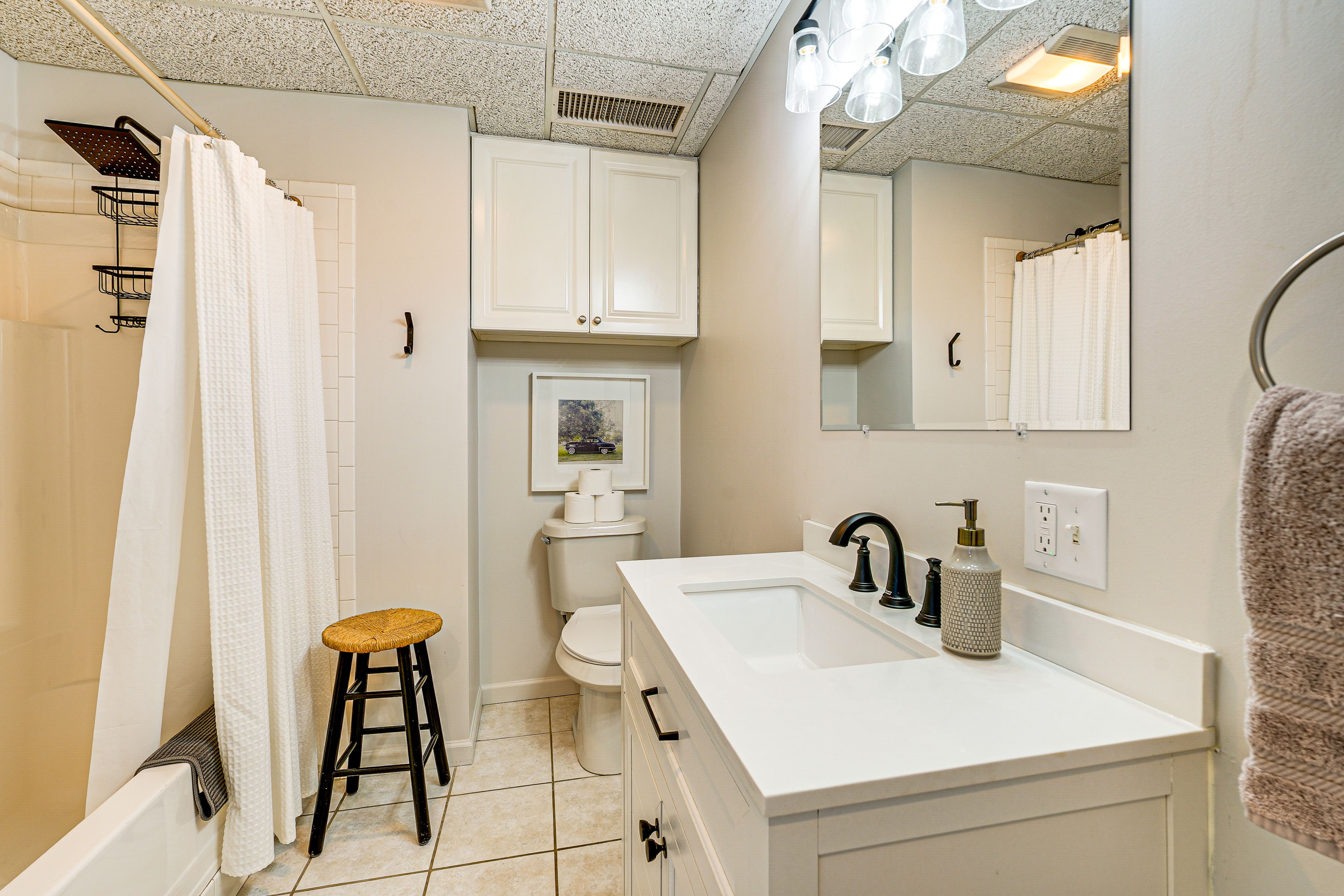 Full Bathroom | Towels Provided | Complimentary Toiletries