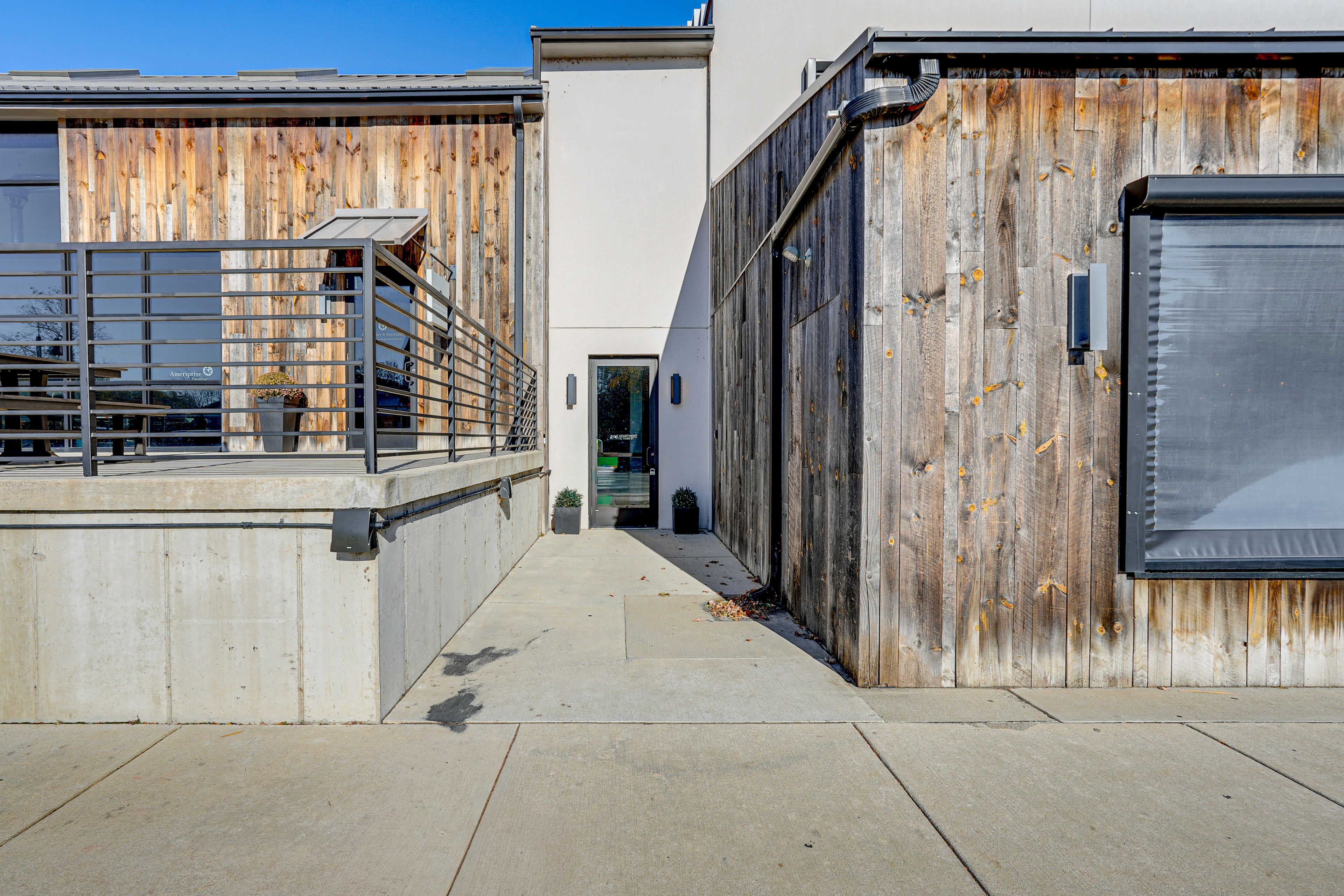 Property Exterior | Single-Story Apartment