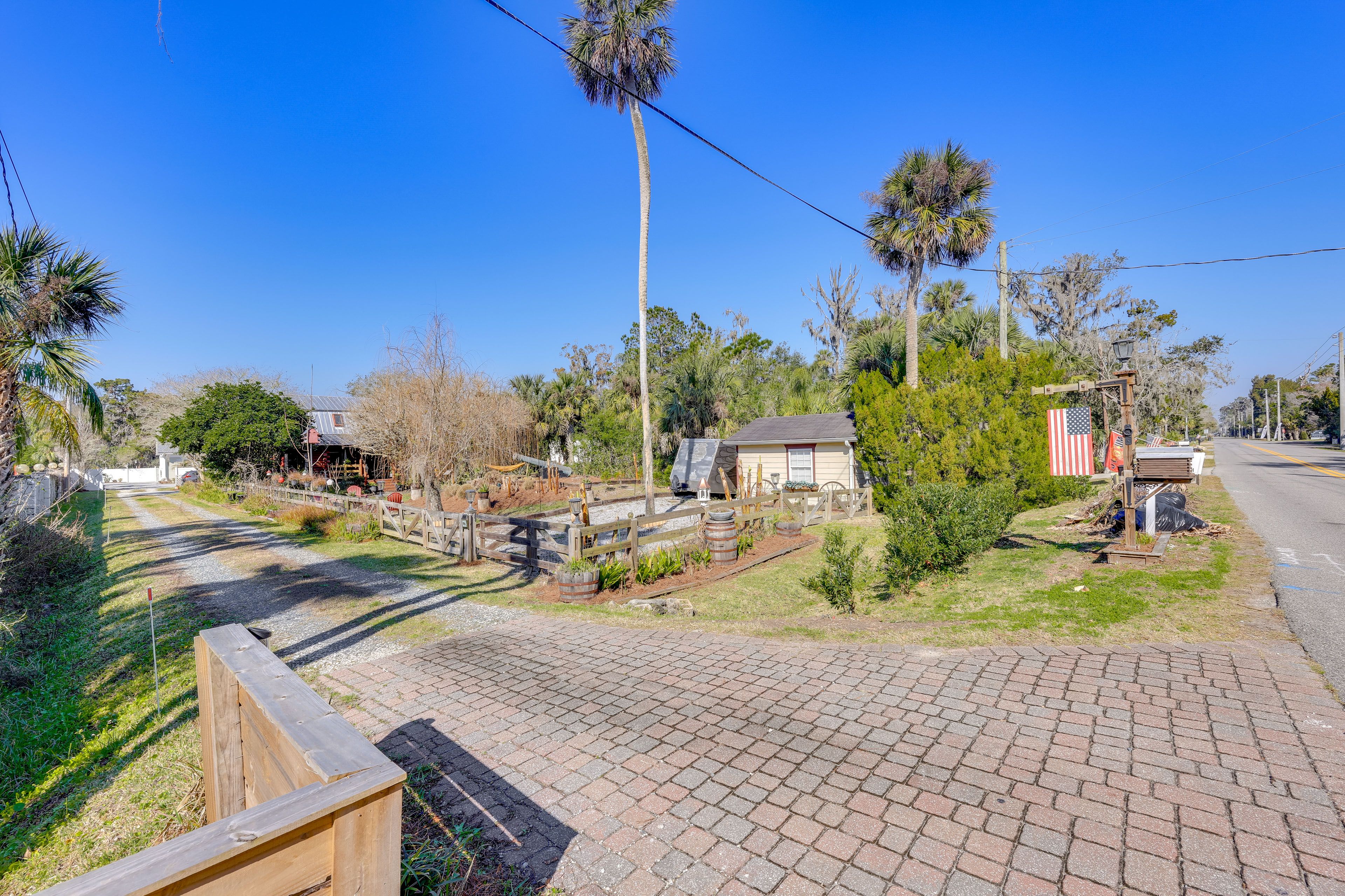 Shared Driveway (2 Vehicles) | Gravel (3 Vehicles) | Small RV/Trailer Parking