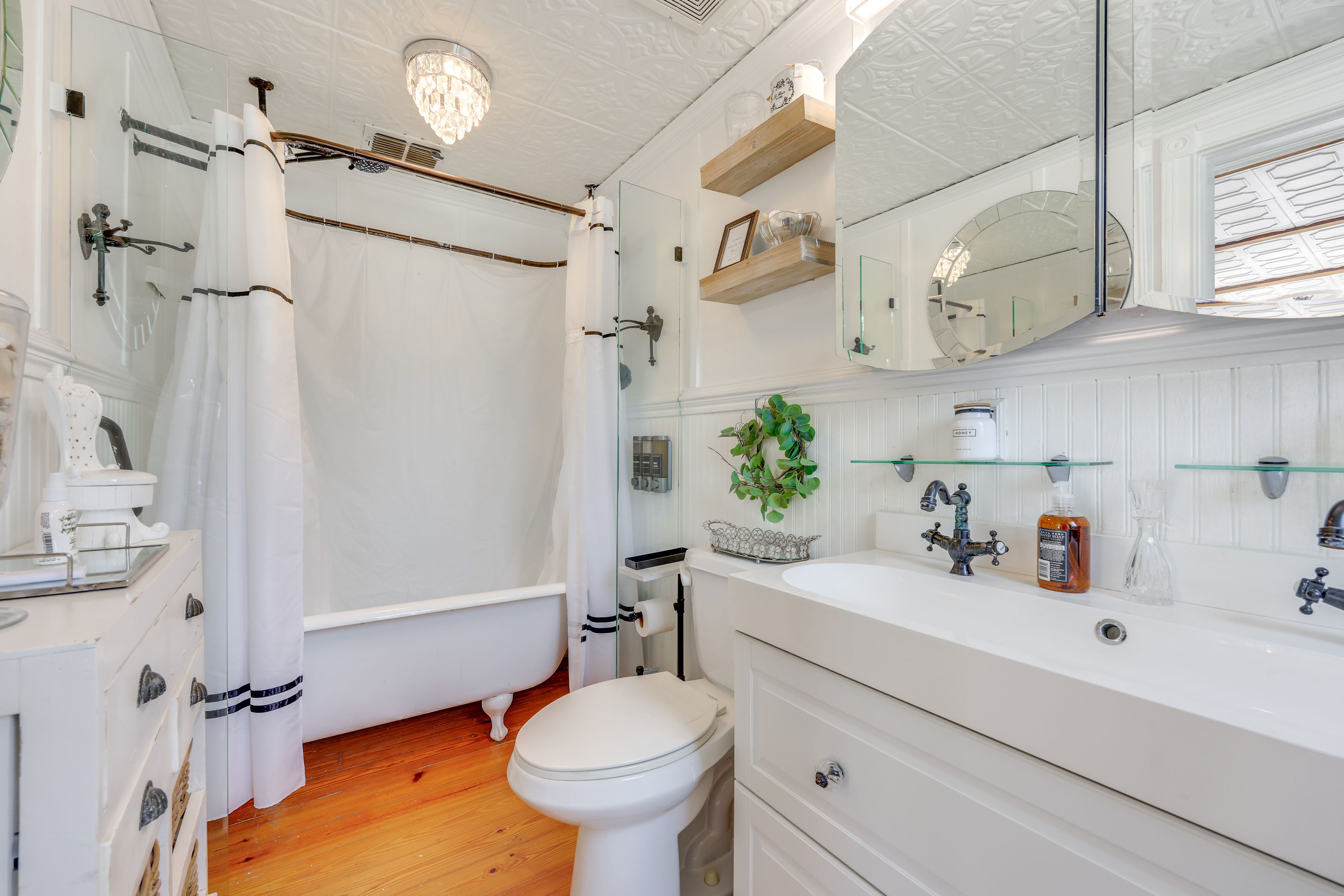 En-Suite Bathroom | 2nd Floor