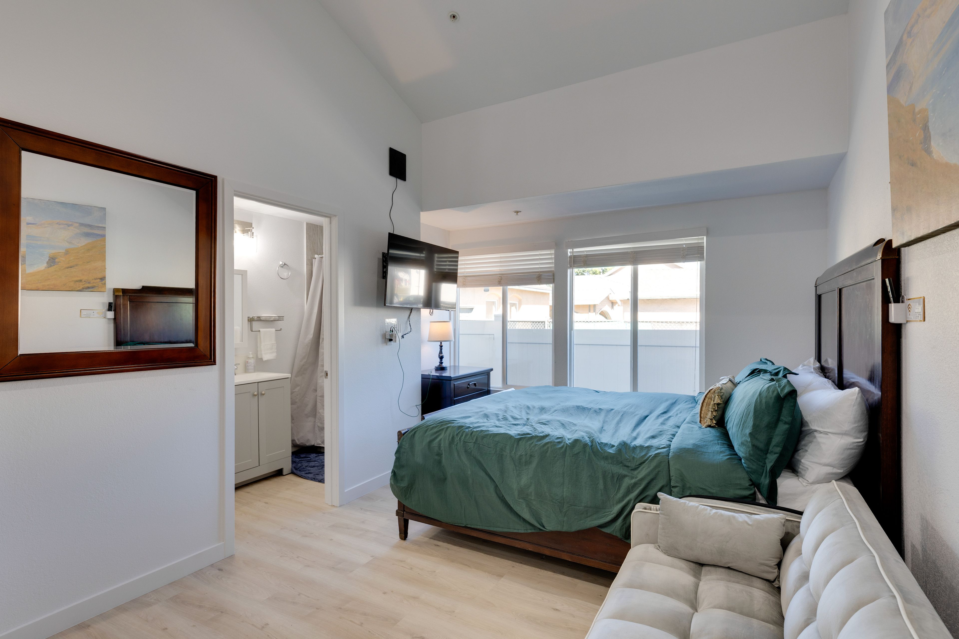 Studio Interior | Free WiFi | Central A/C & Heat | Smart TV