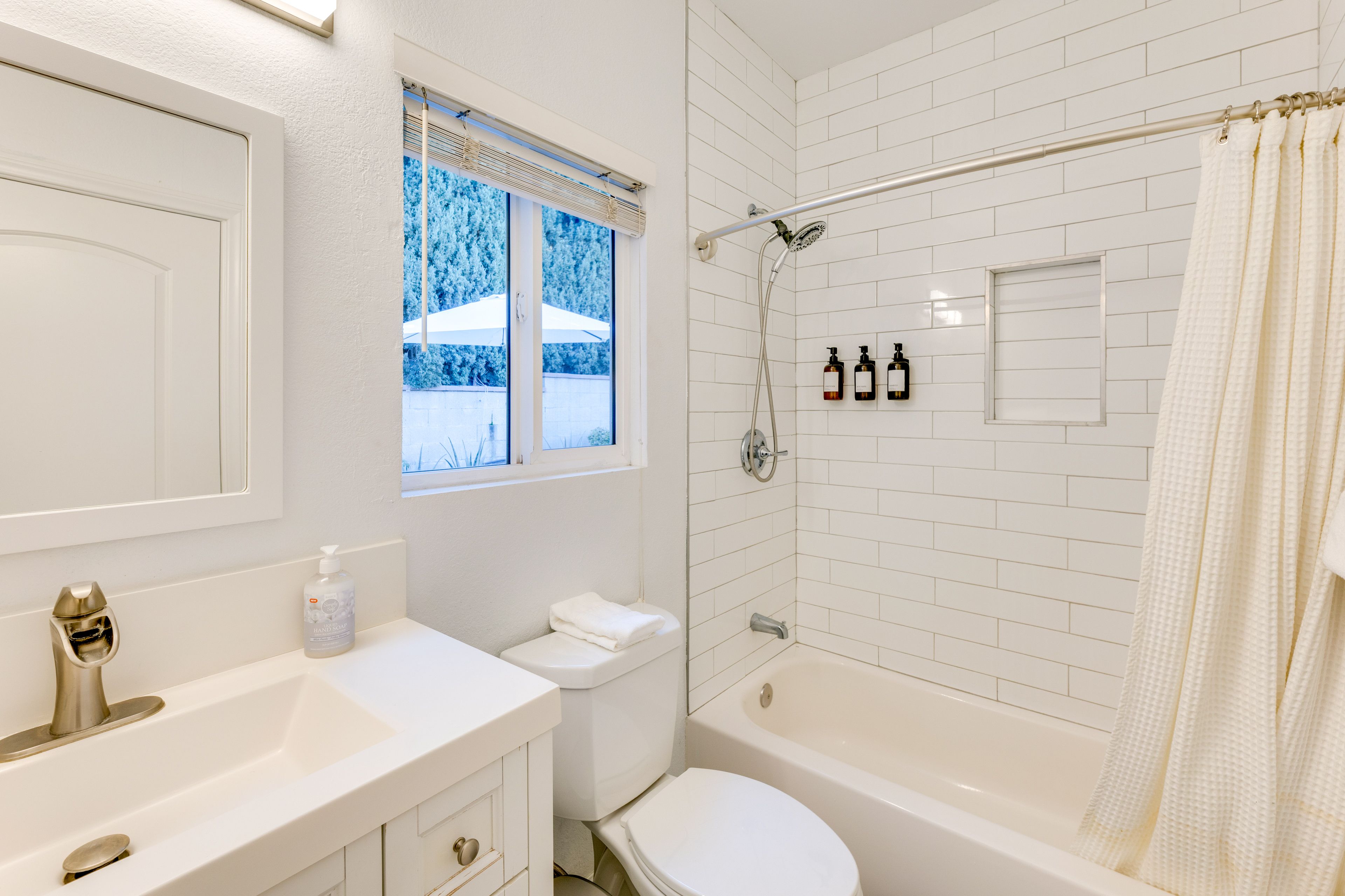 Full Bathroom | Shampoo & Conditioner | Body Wash | Hair Dryer