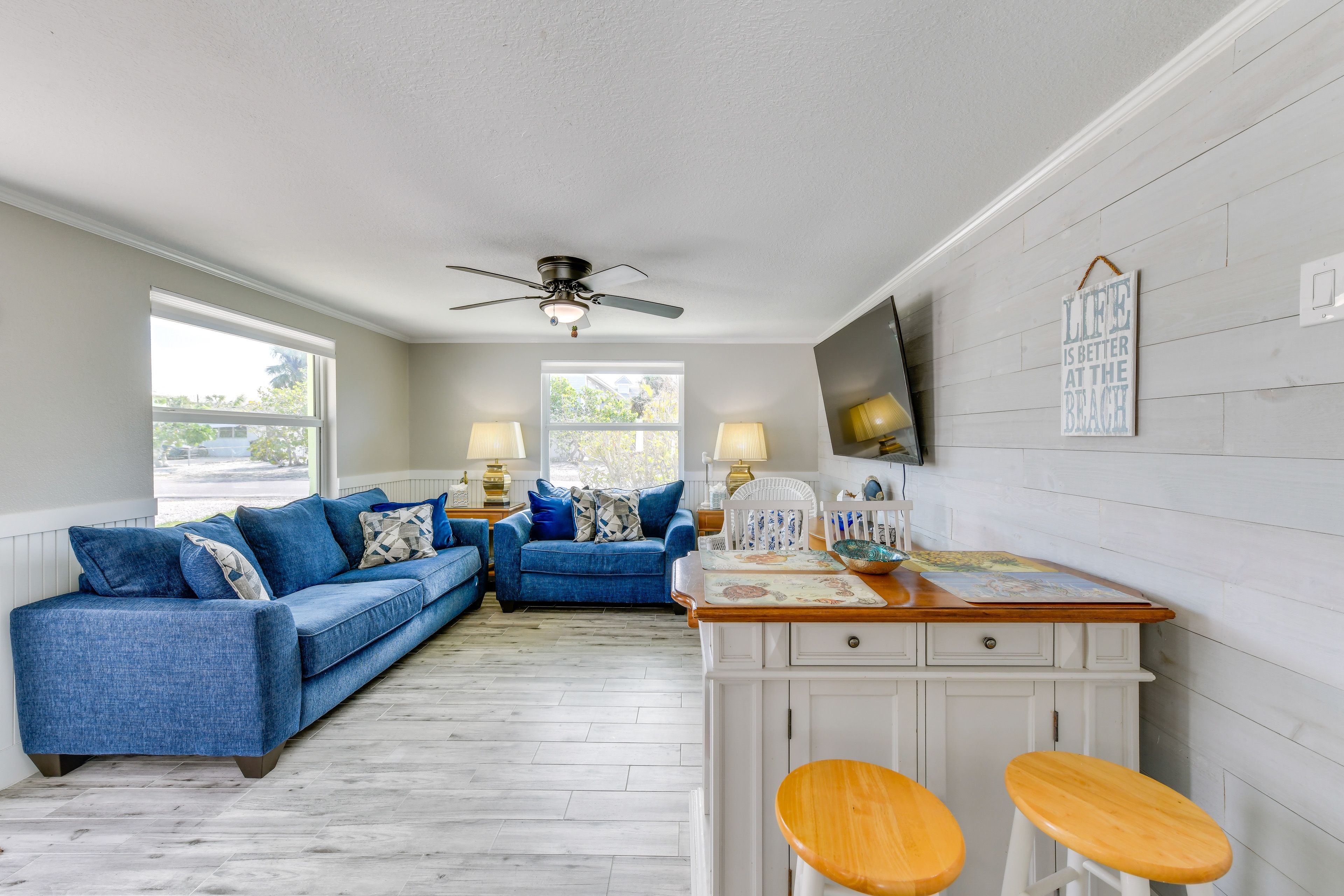 Living Room | Queen Sleeper Sofa | Dining Area | Smart TV
