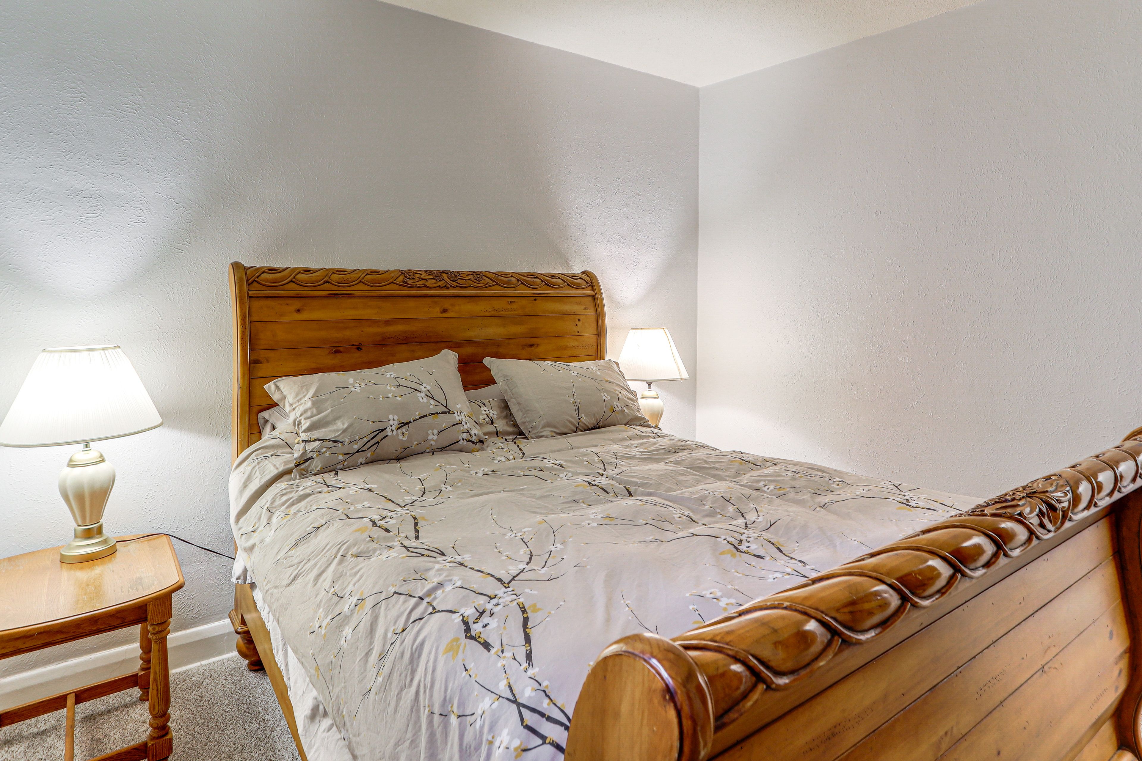 Bedroom 1 | Queen Bed | Smart TV w/ Cable