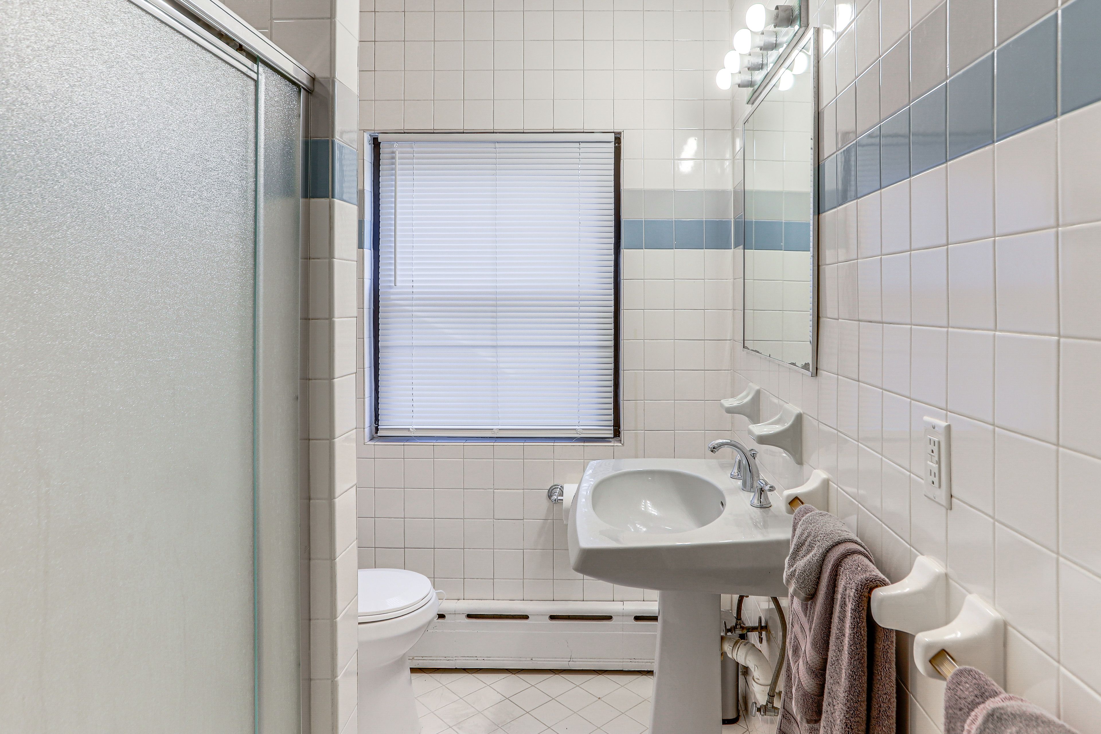 Full Bathroom | Towels Provided