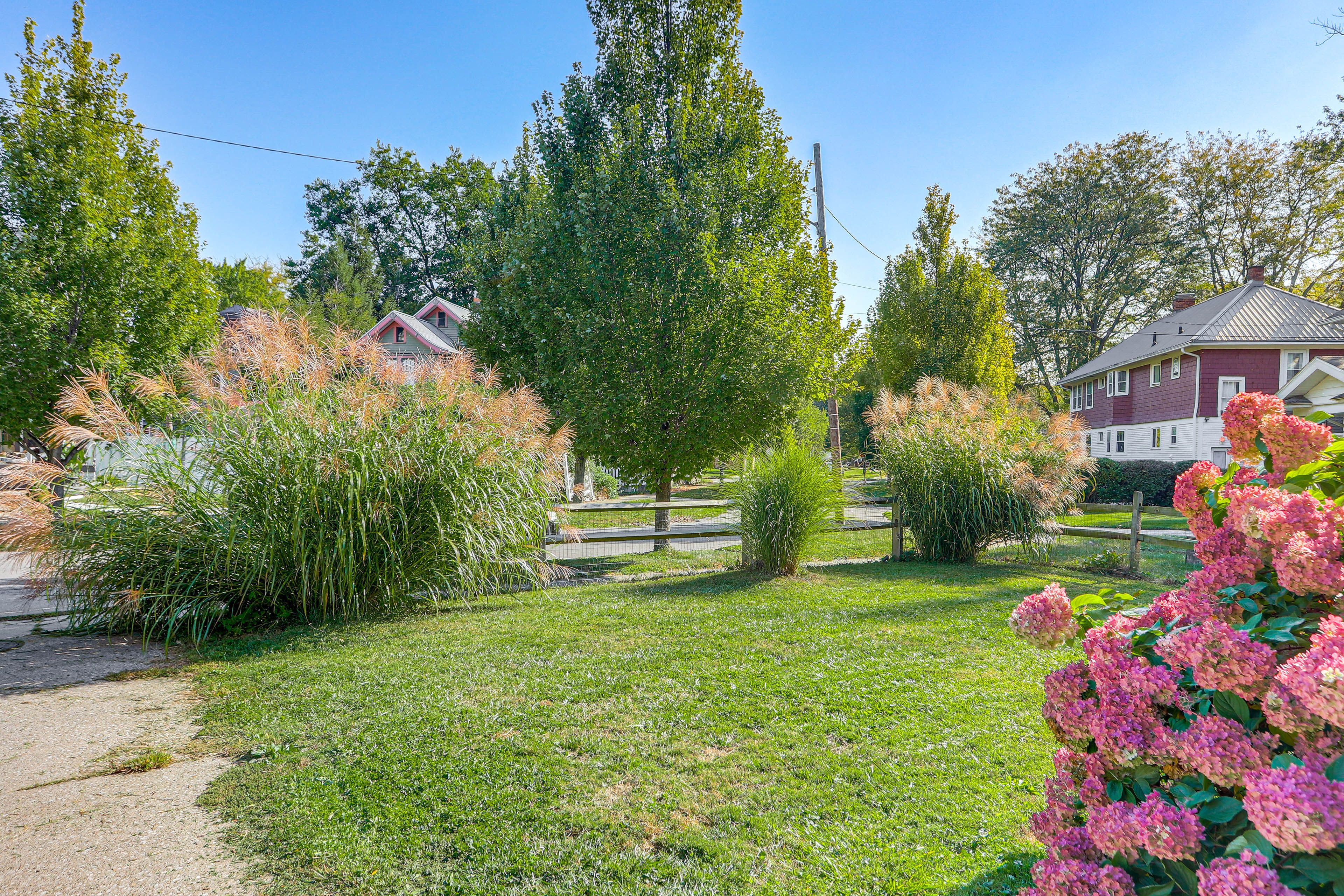 Apartment Exterior | Fenced Front Yard