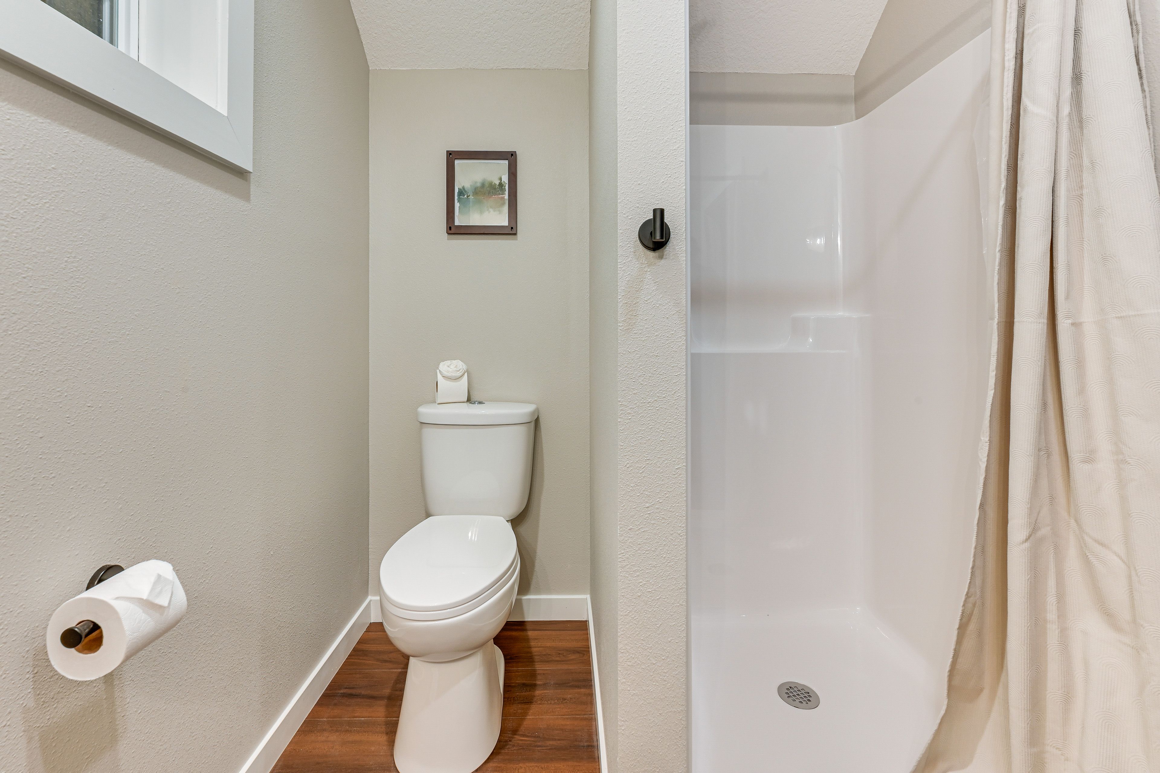 Full Bathroom | 2nd Floor | Towels Provided