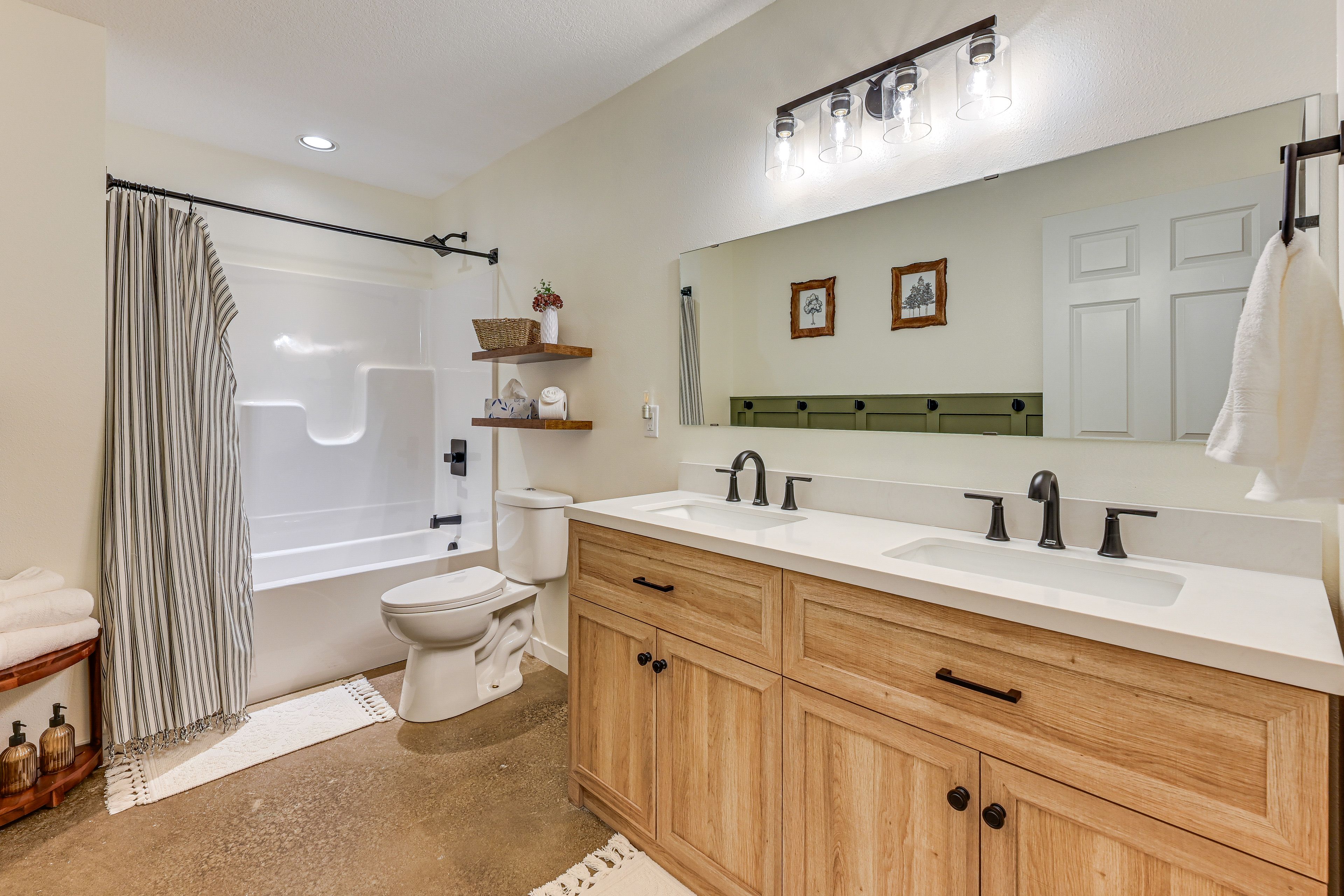 Full Bathroom | 1st Floor | Towels Provided