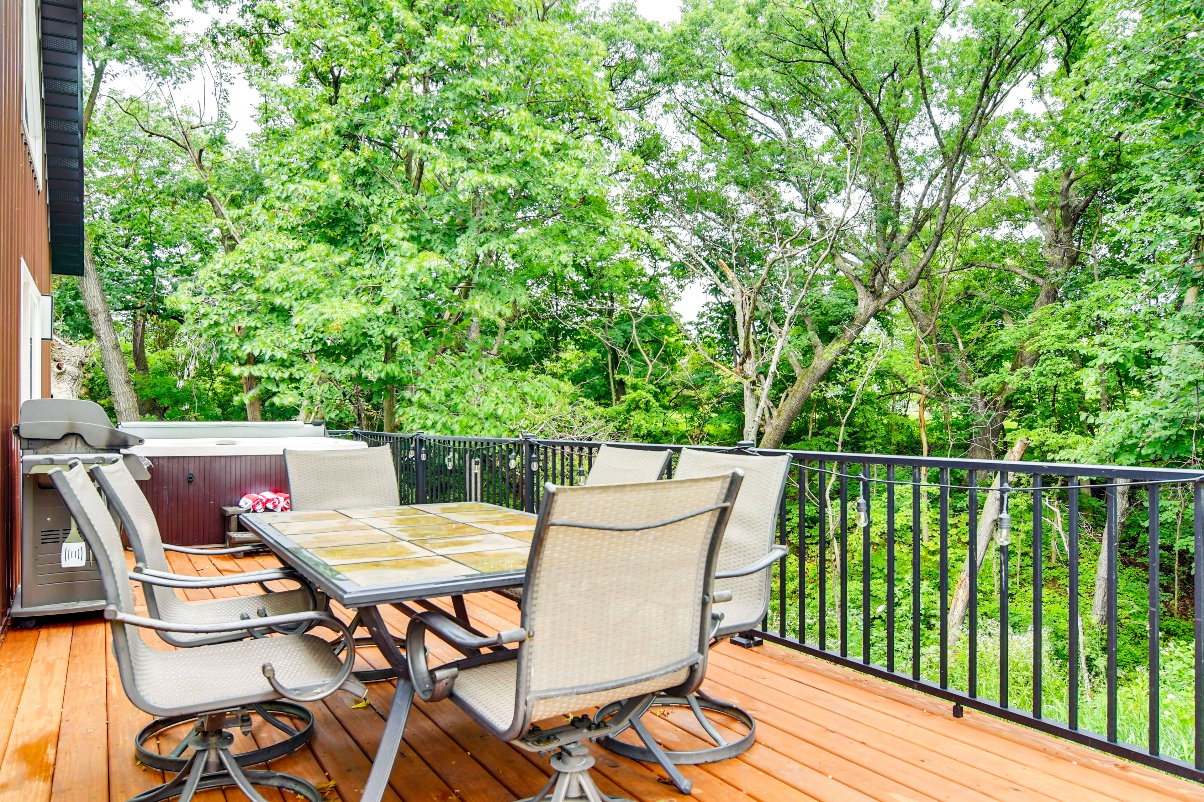 Deck | Gas Grill | Hot Tub