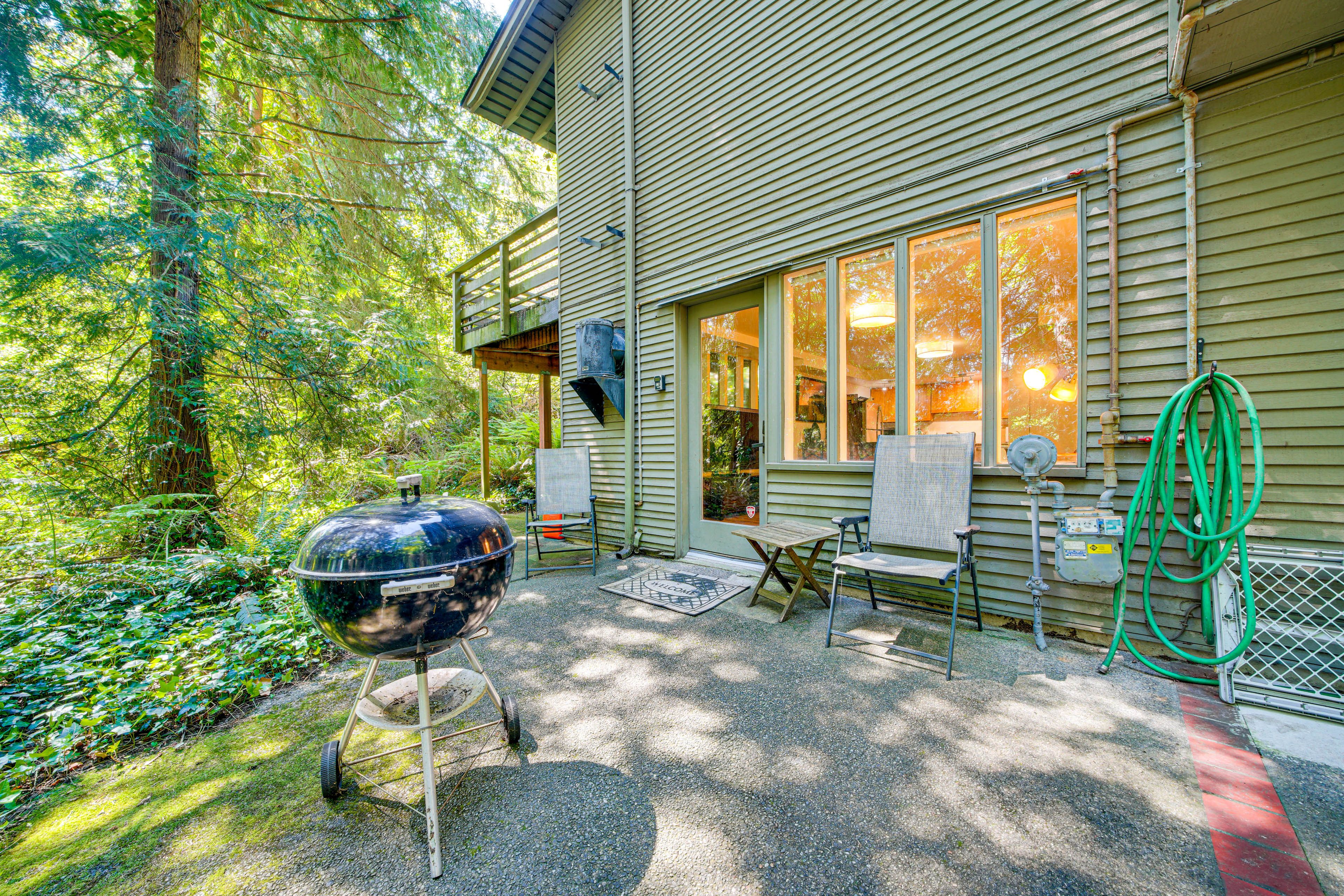 Private Patio | Charcoal Grill