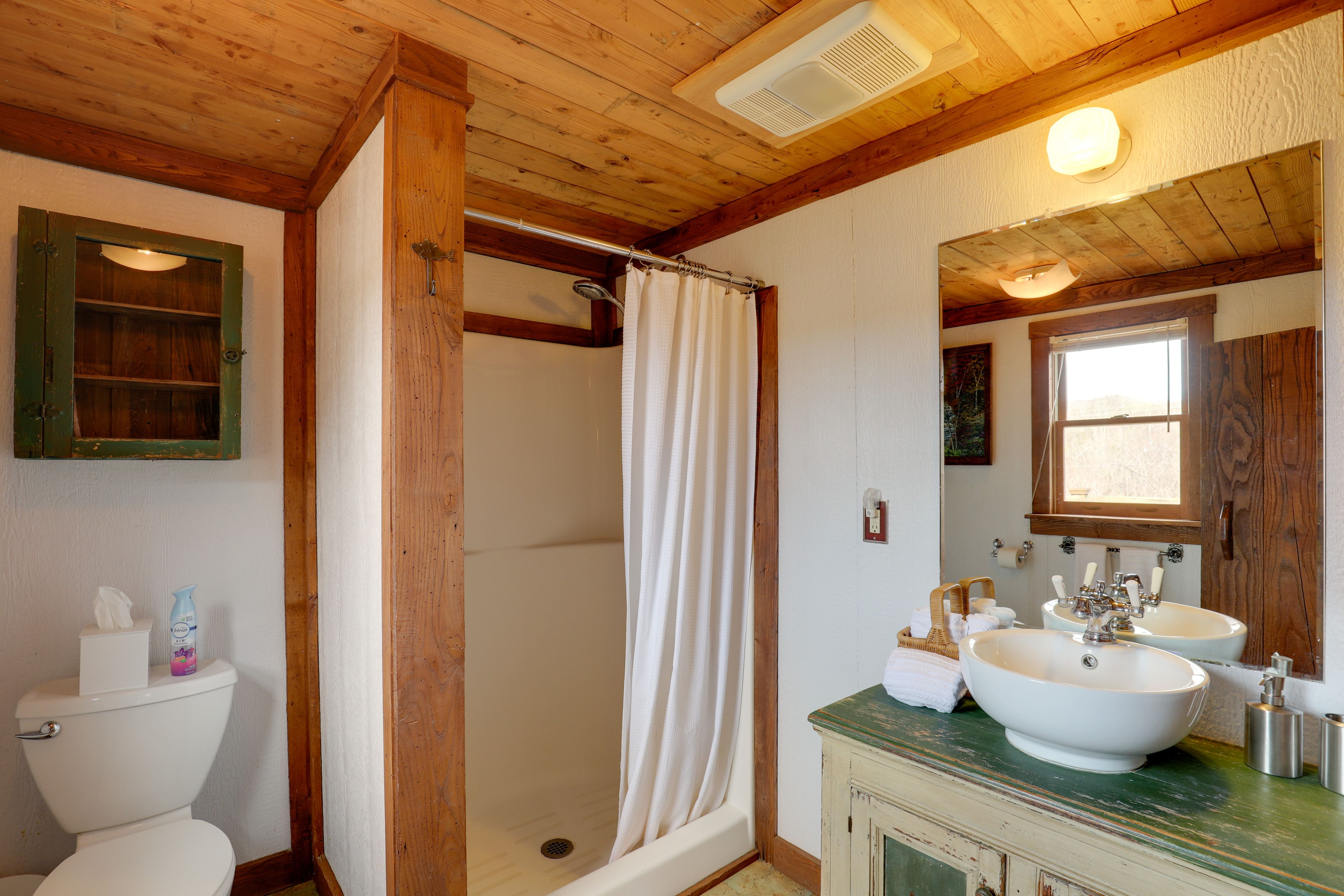 Full Bathroom | Towels Provided | Hair Dryer
