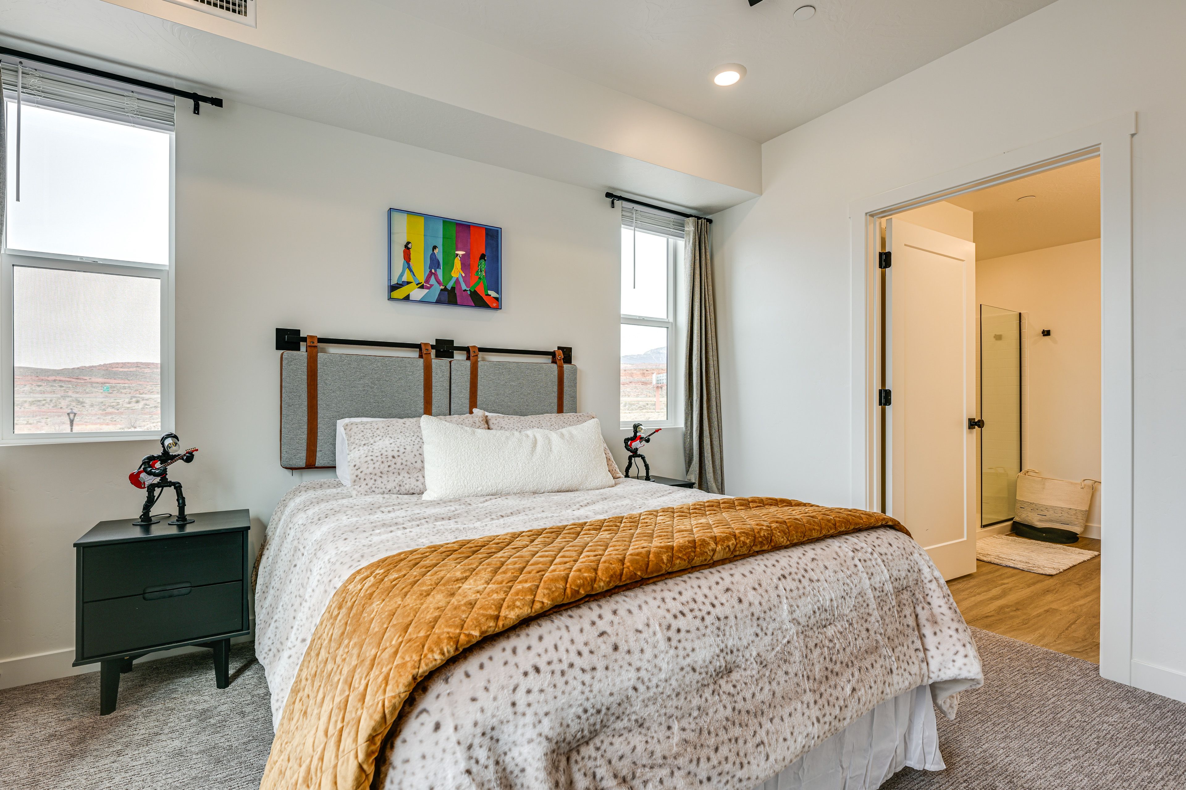 Bedroom 1 | Queen Bed | Smart TV | En-Suite Bathroom