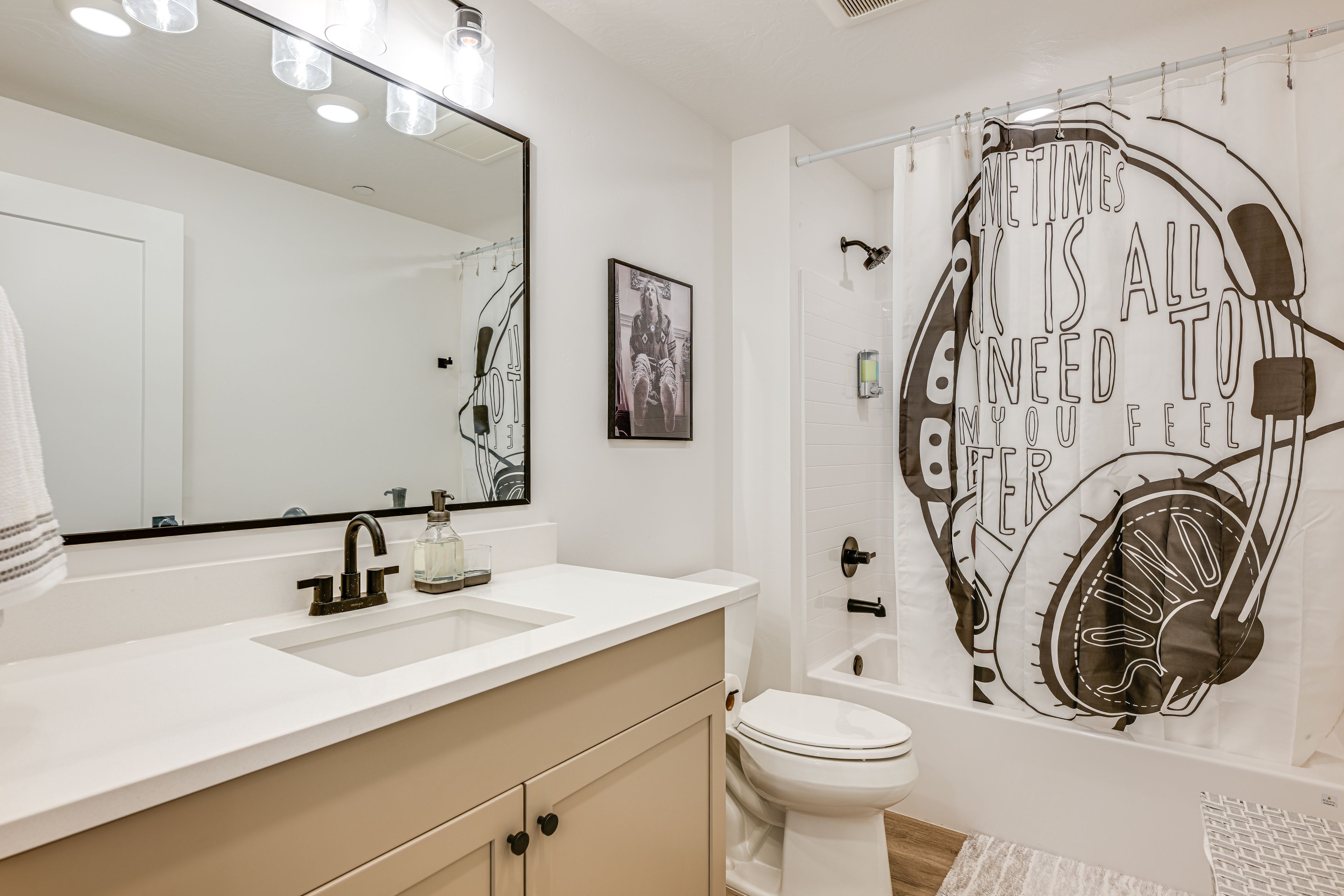 Full Bathroom | Towels Provided