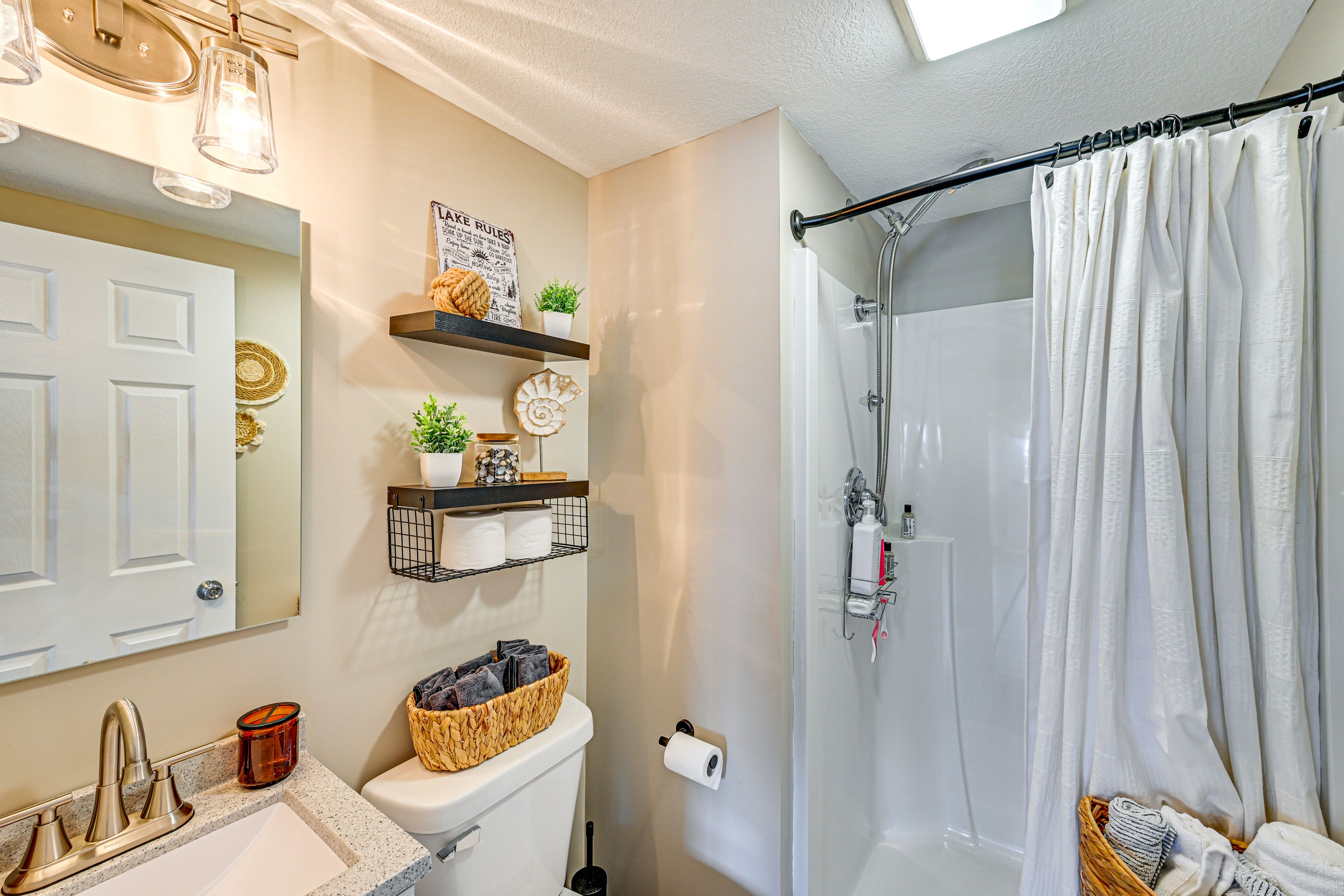 Full Bathroom | Towels Provided | Complimentary Toiletries