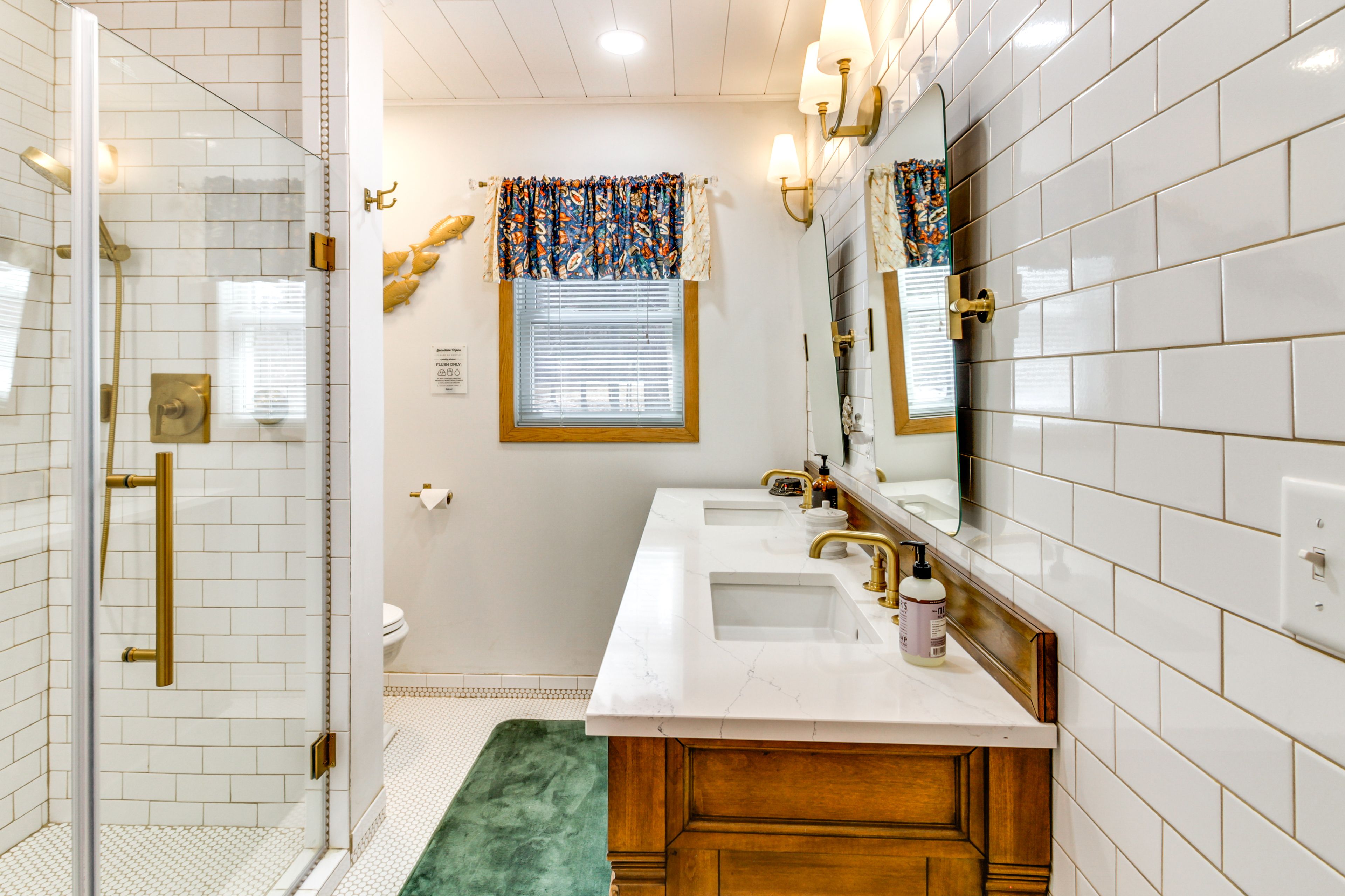 Full Bathroom | Upper Floor | Towels Provided