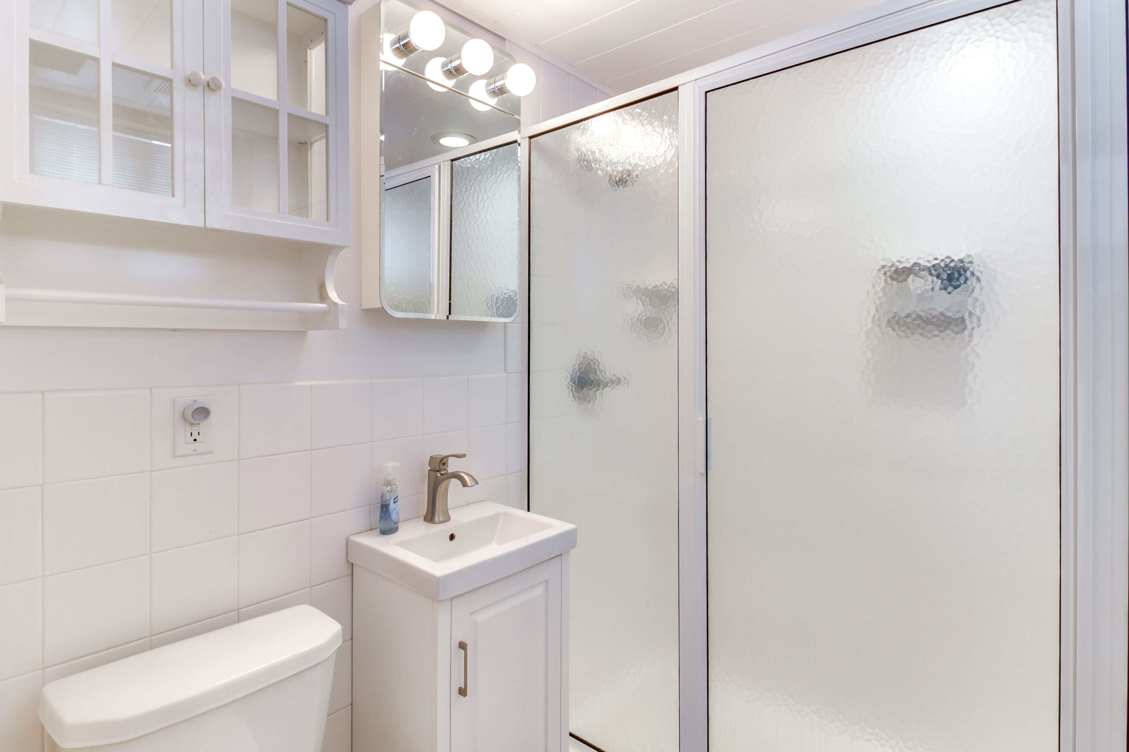 Full Bathroom | Upper Floor | Towels Provided