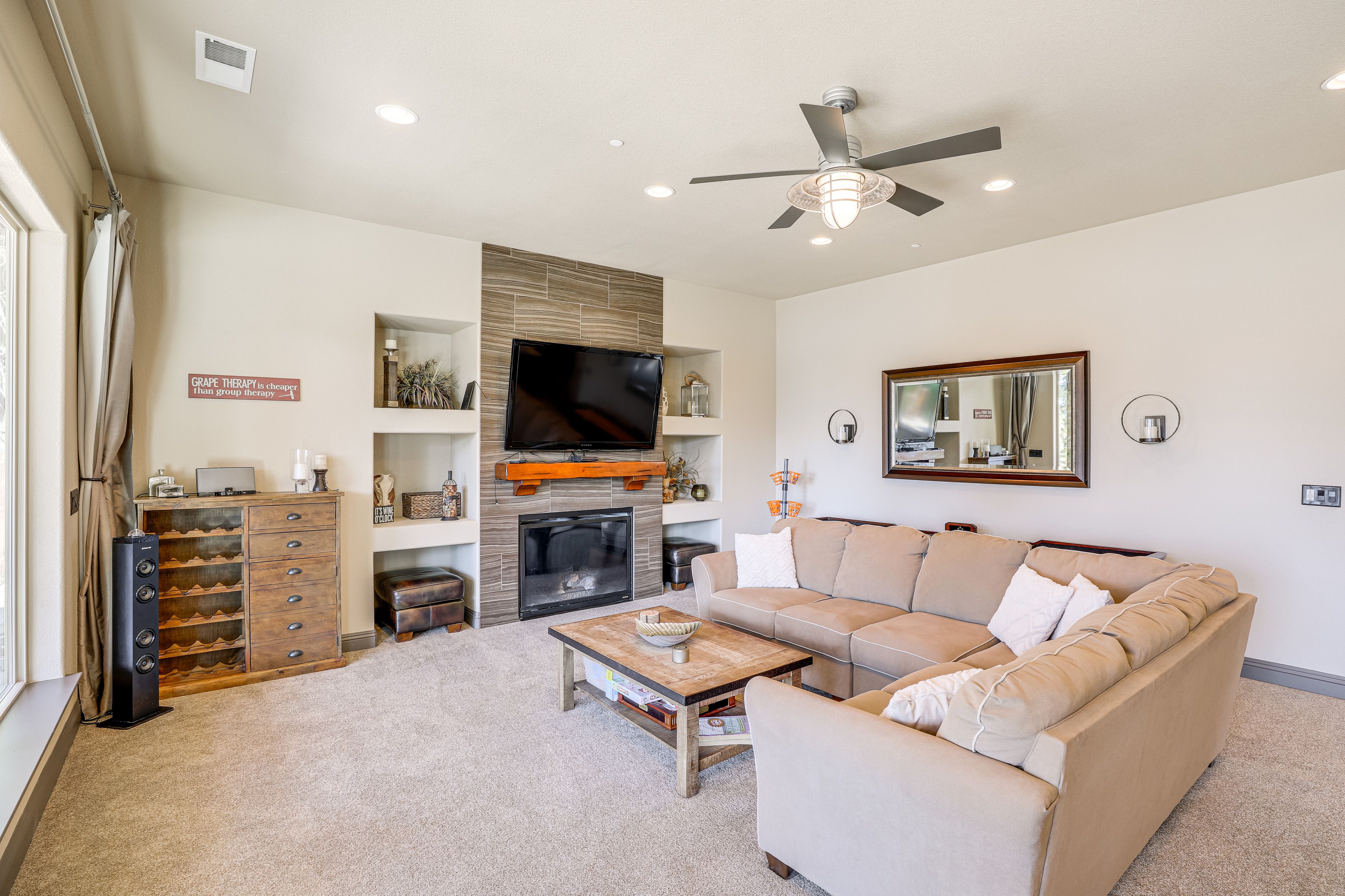 Living Room | Smart TV | Free WiFi | Fireplace | Shuffleboard Table