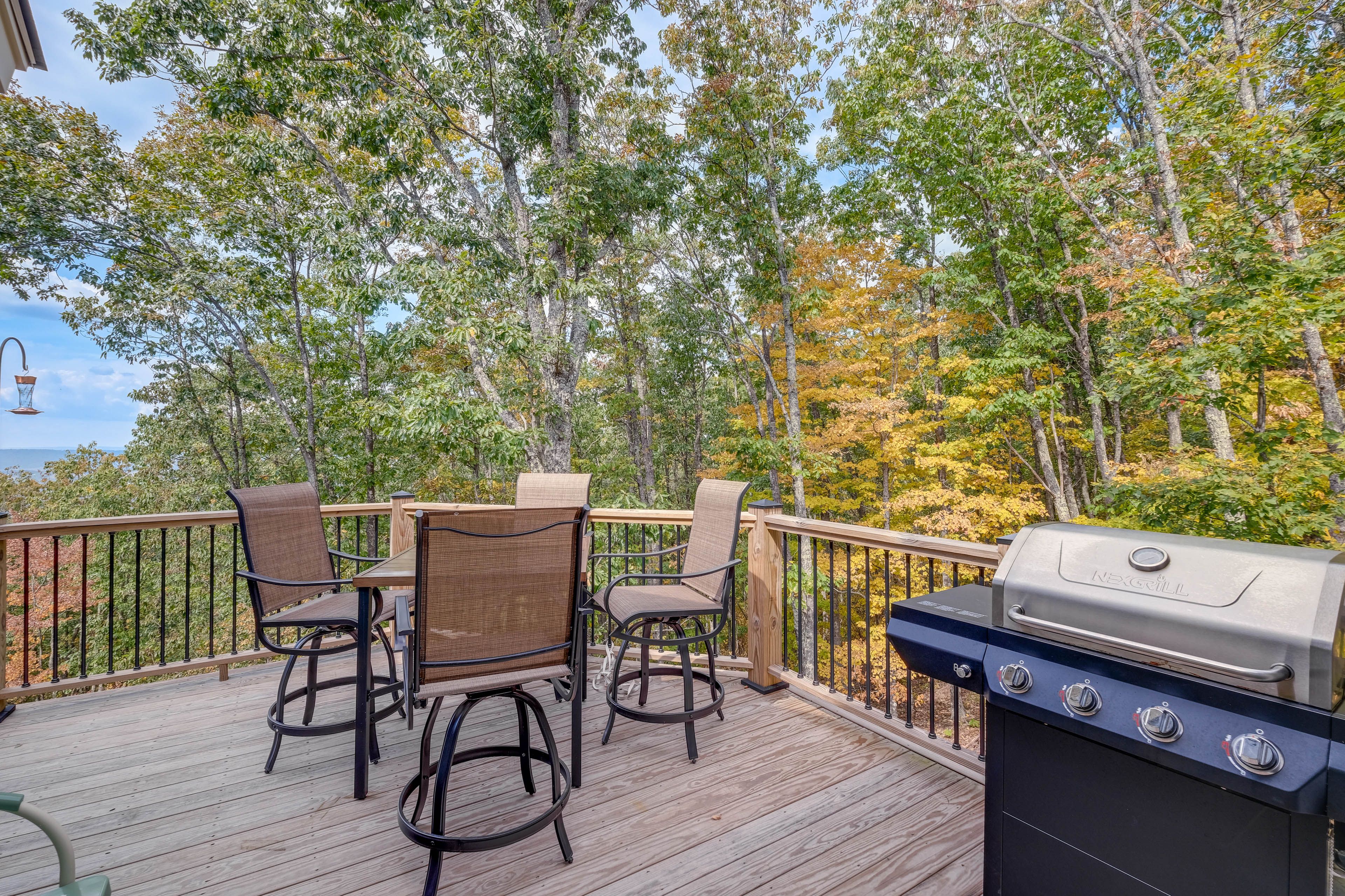 Upper Deck | Dining Set | Gas Grill