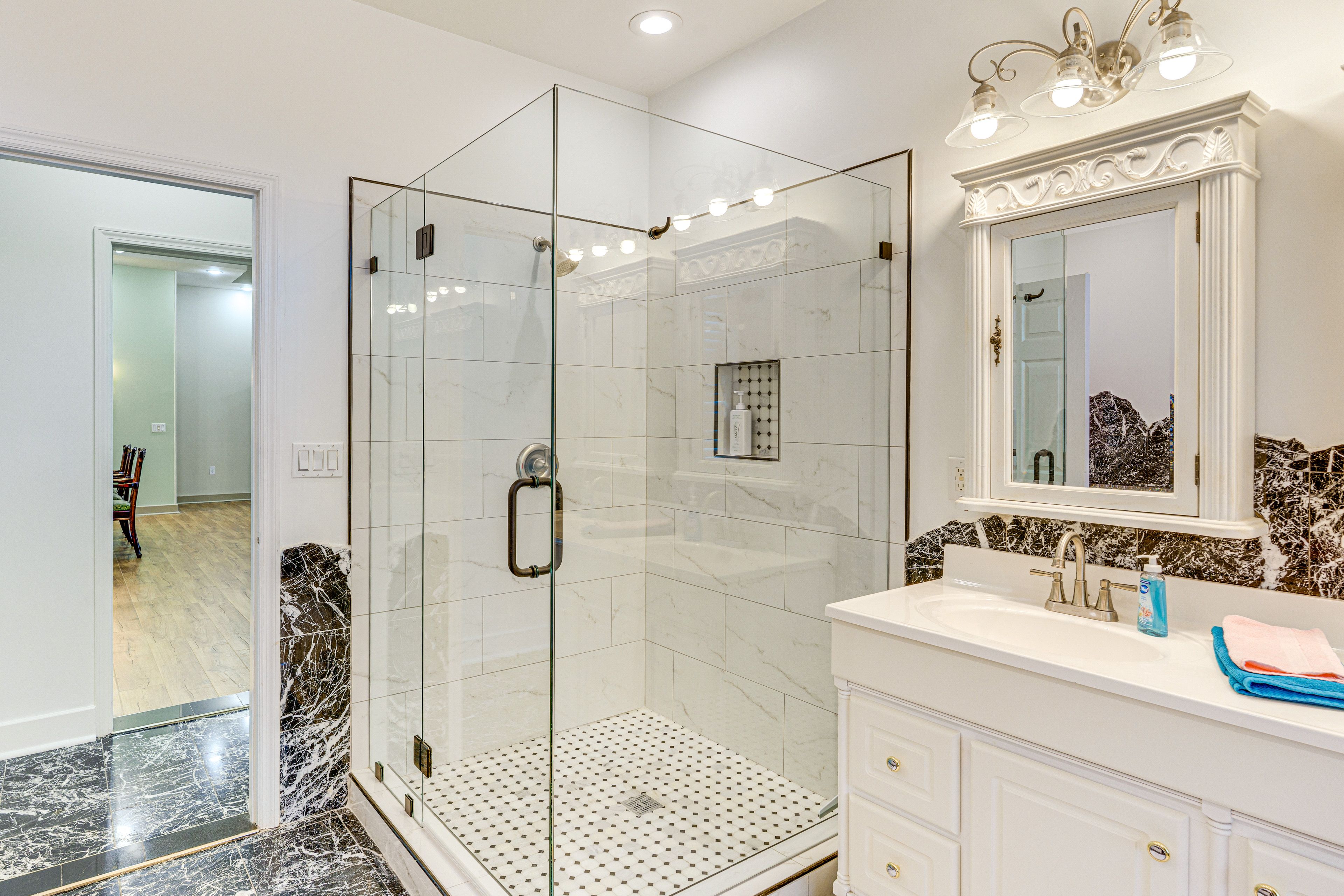Full Bathroom | Towels Provided