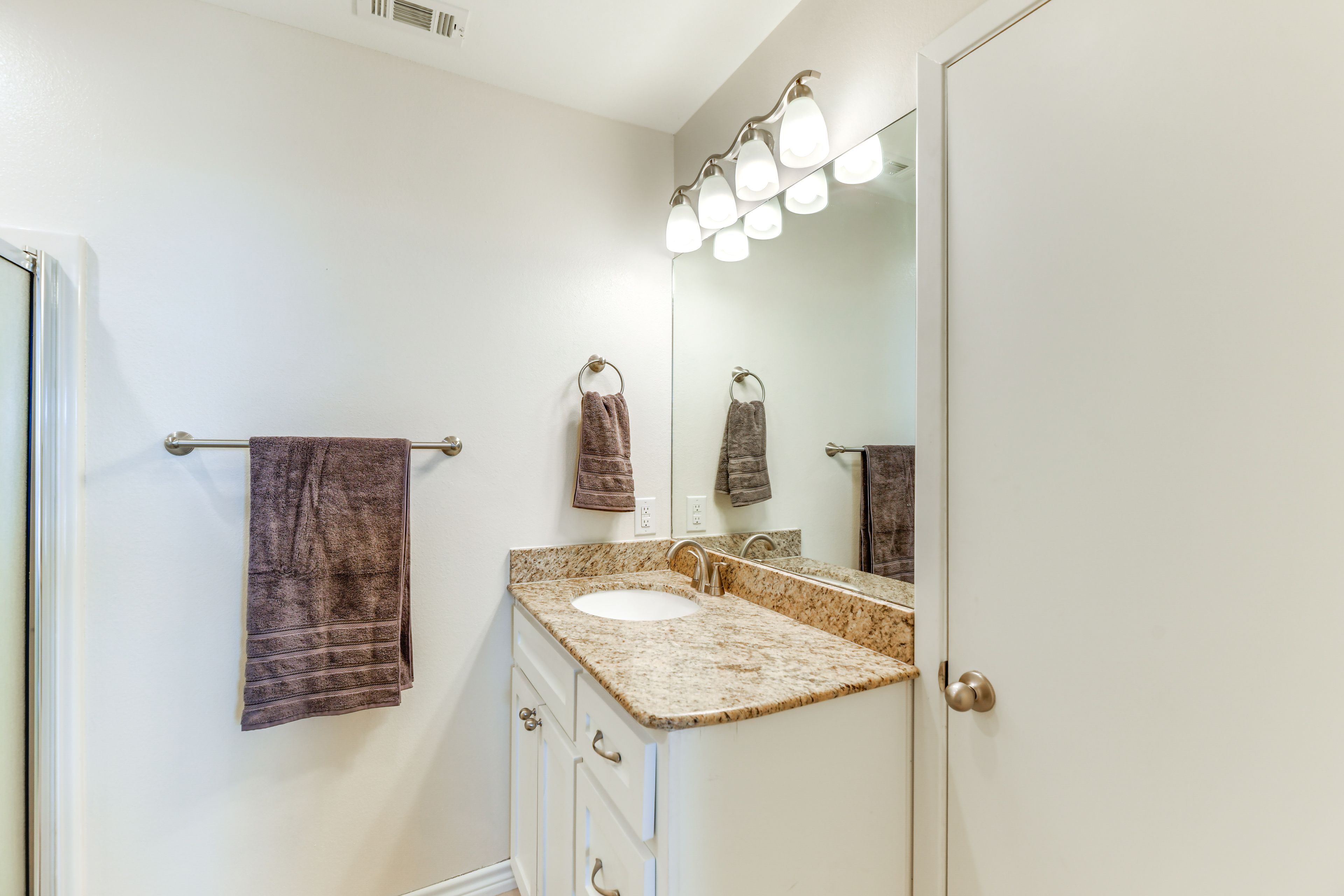 En-Suite Bathroom | Main Level | Towels Provided