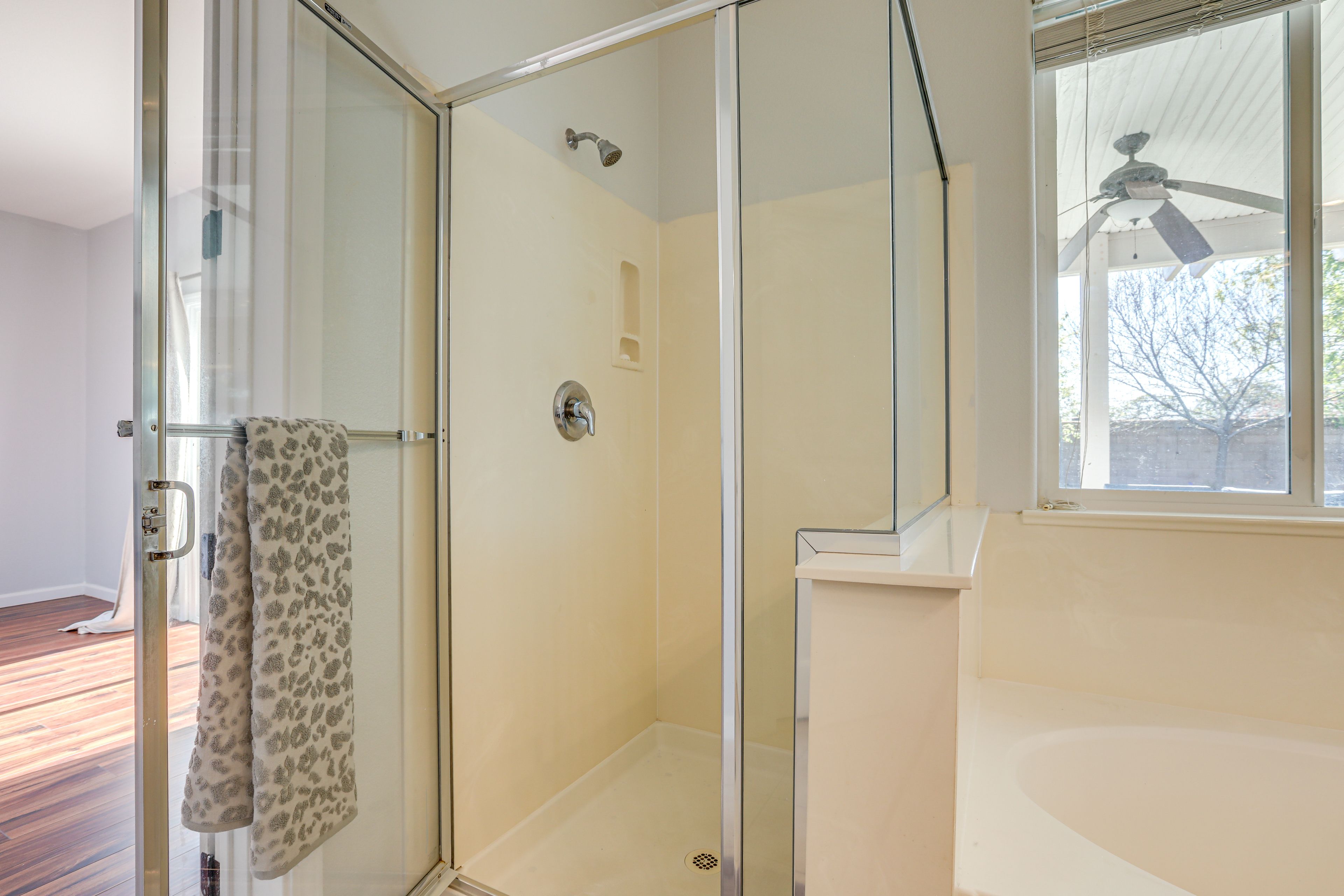 En-Suite Bathroom | Towels Provided | Soaker Tub | Complimentary Toiletries