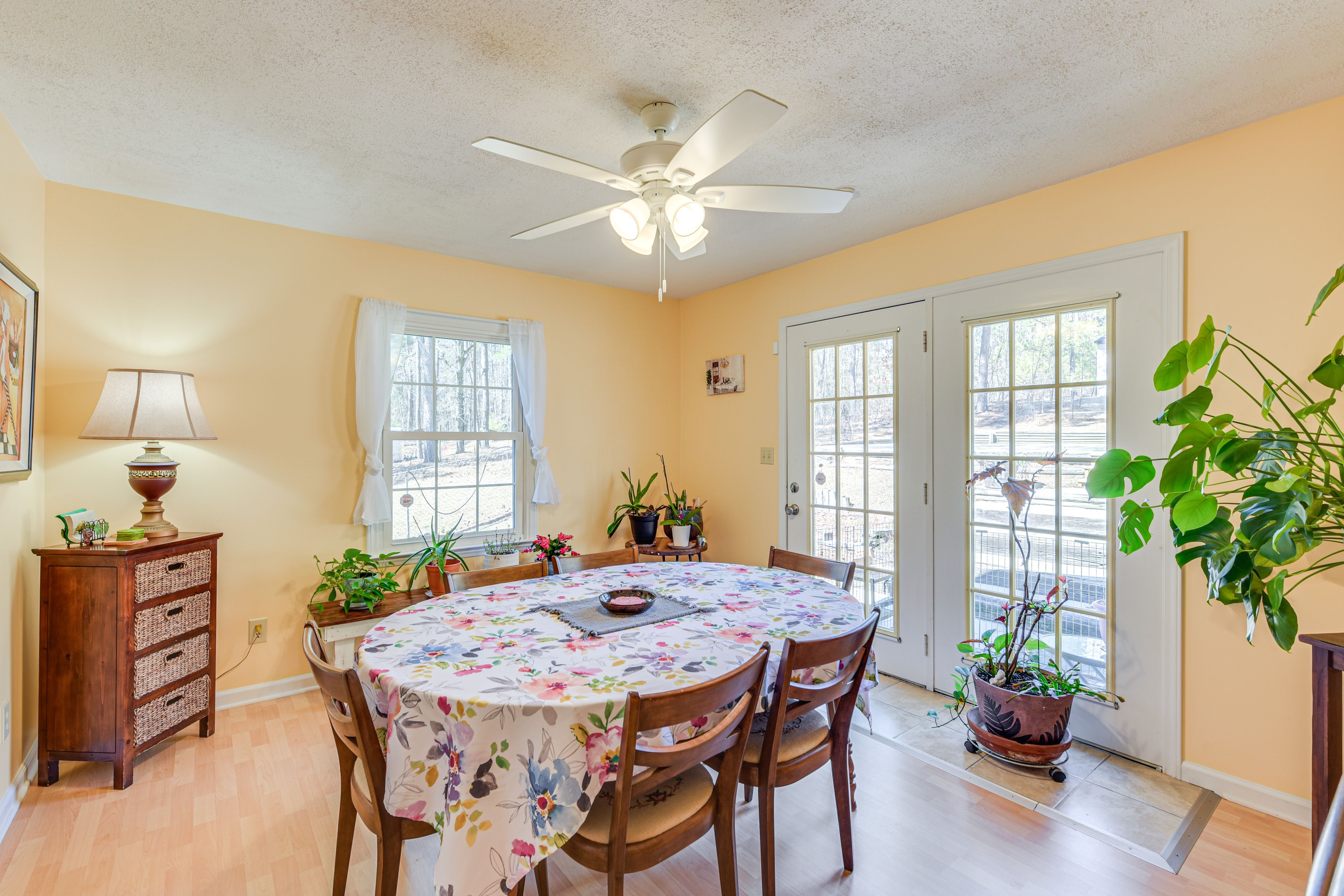 Dining Area | Dishware/Flatware