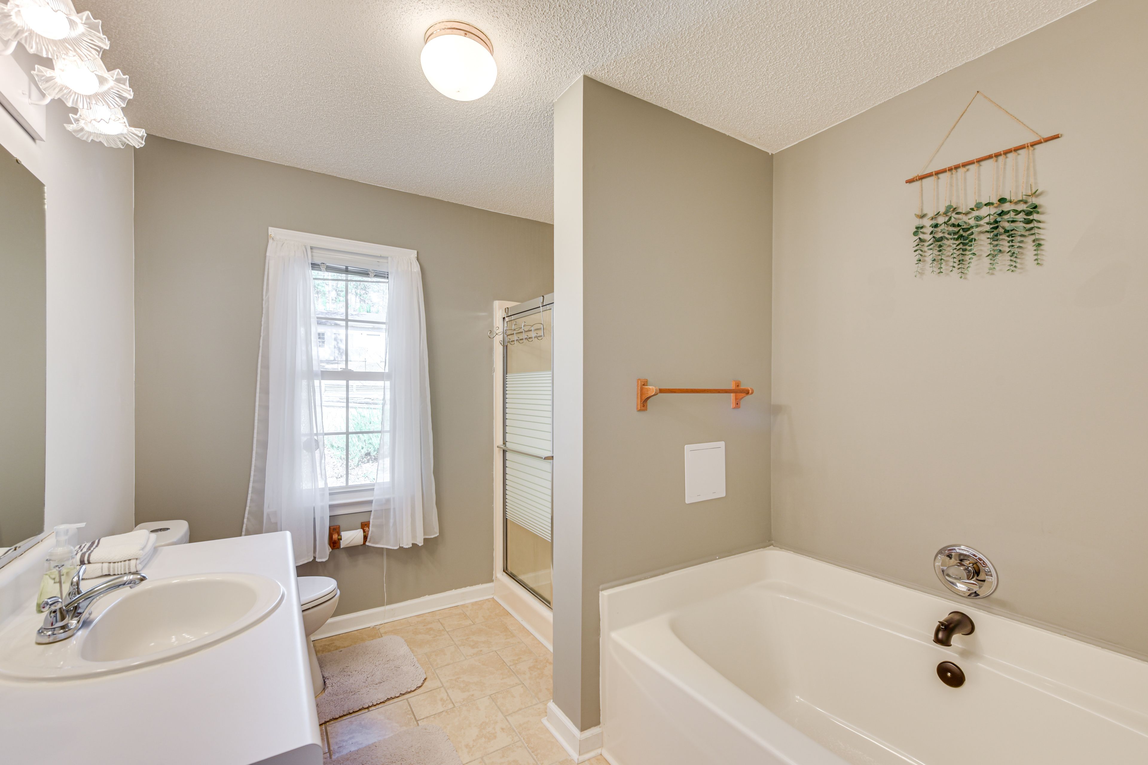 En-Suite Bathroom | Towels Provided | Complimentary Toiletries