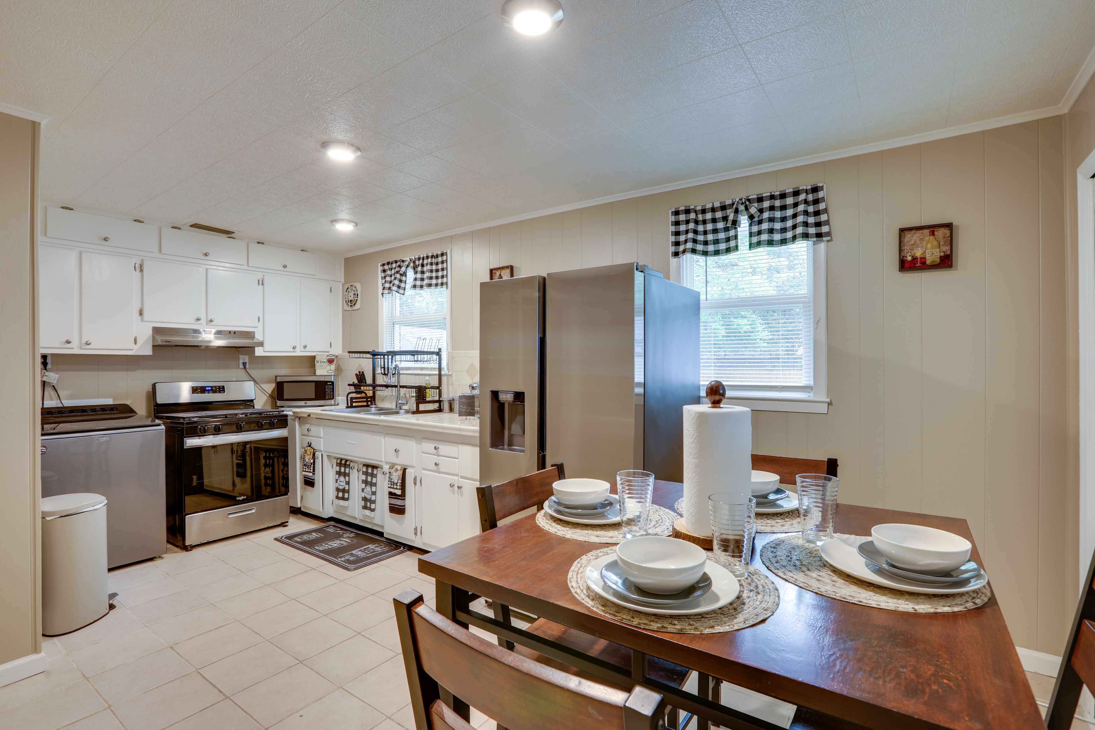 Dining Area | Dishware/Flatware Provided