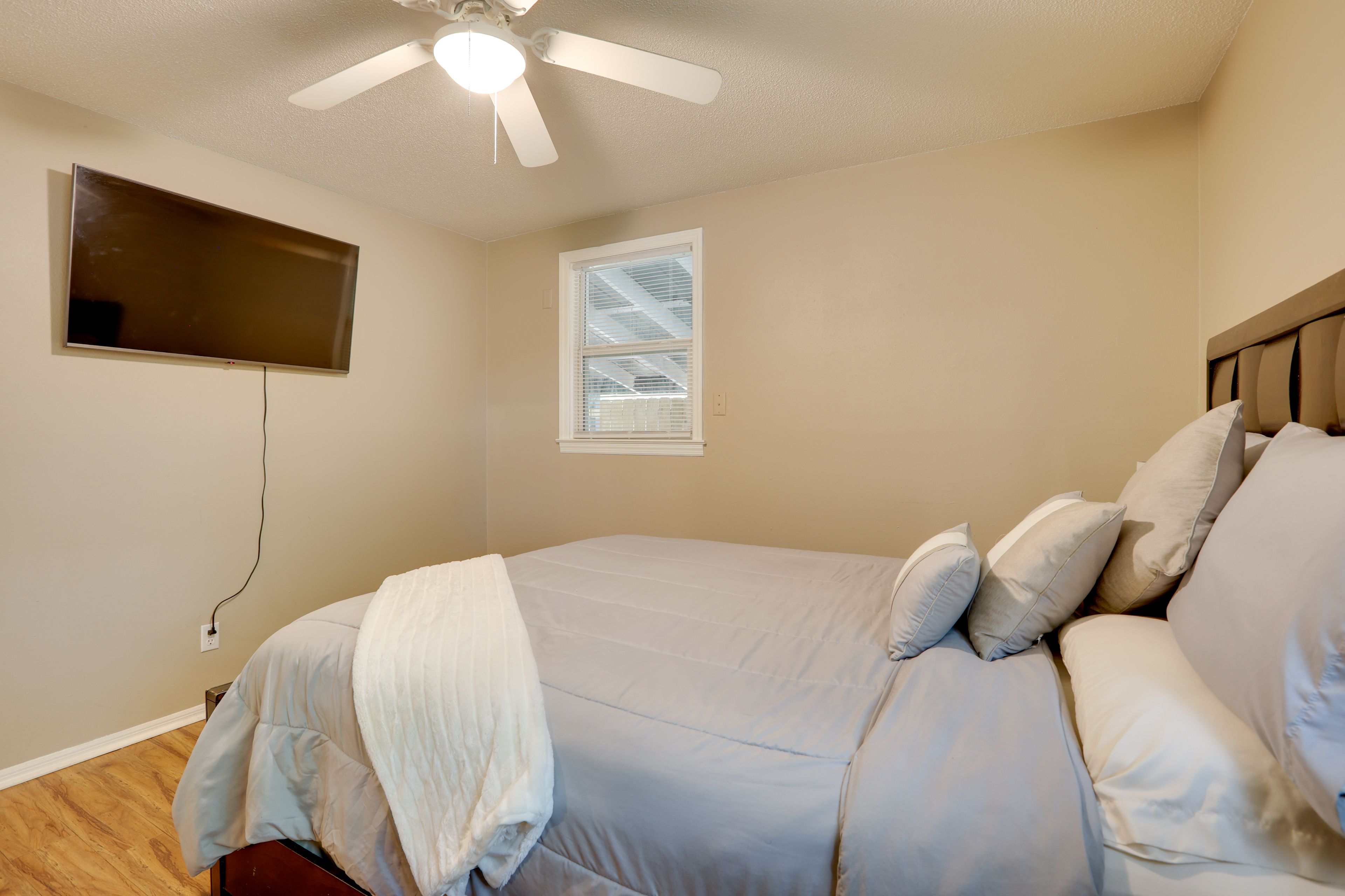 Bedroom 3 | Queen Bed