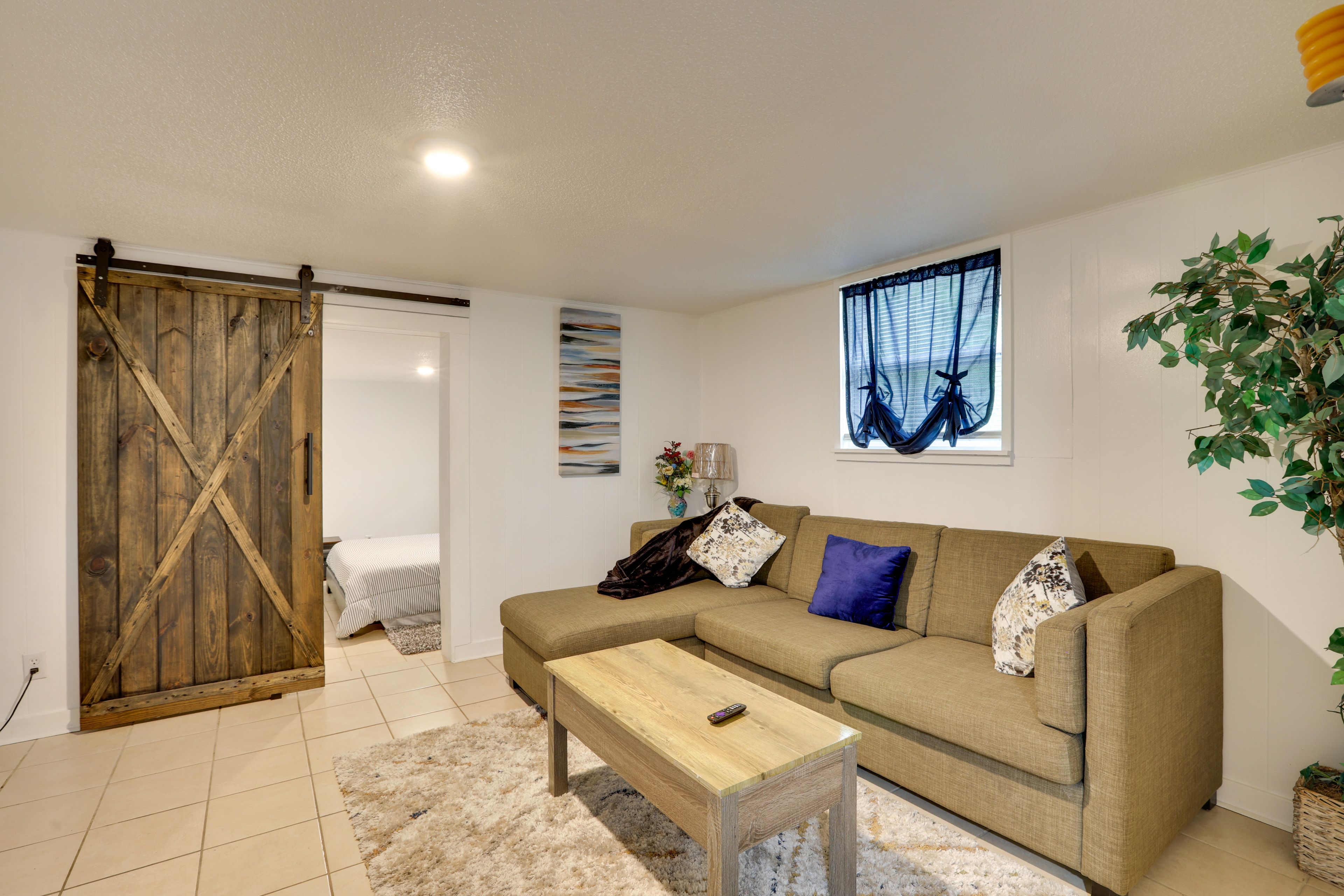 Living Room | Free WiFi | Full Sleeper Sofa | Smart TV
