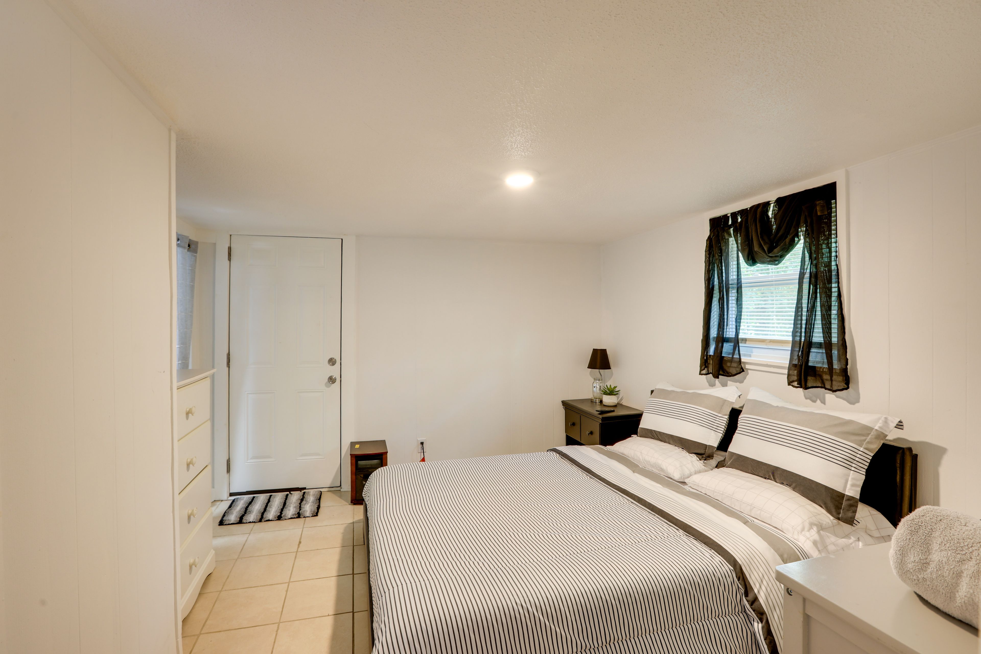 Bedroom | Queen Bed | Linens Provided