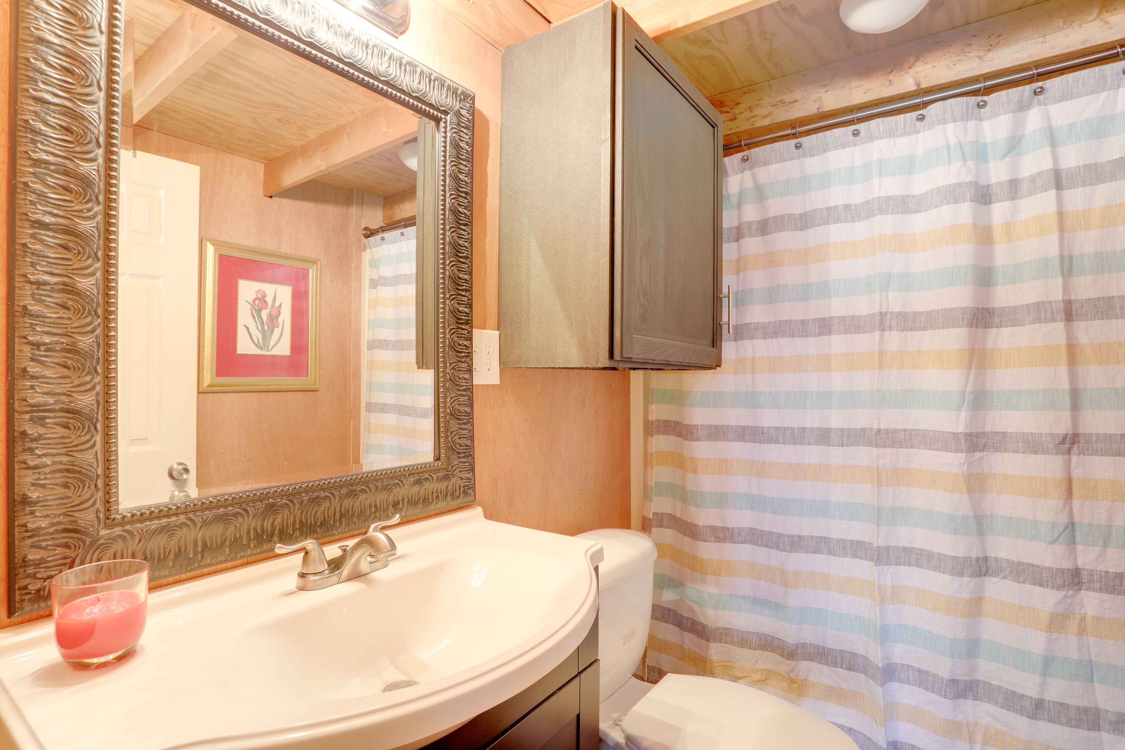 Full Bathroom | Towels Provided | Main Floor