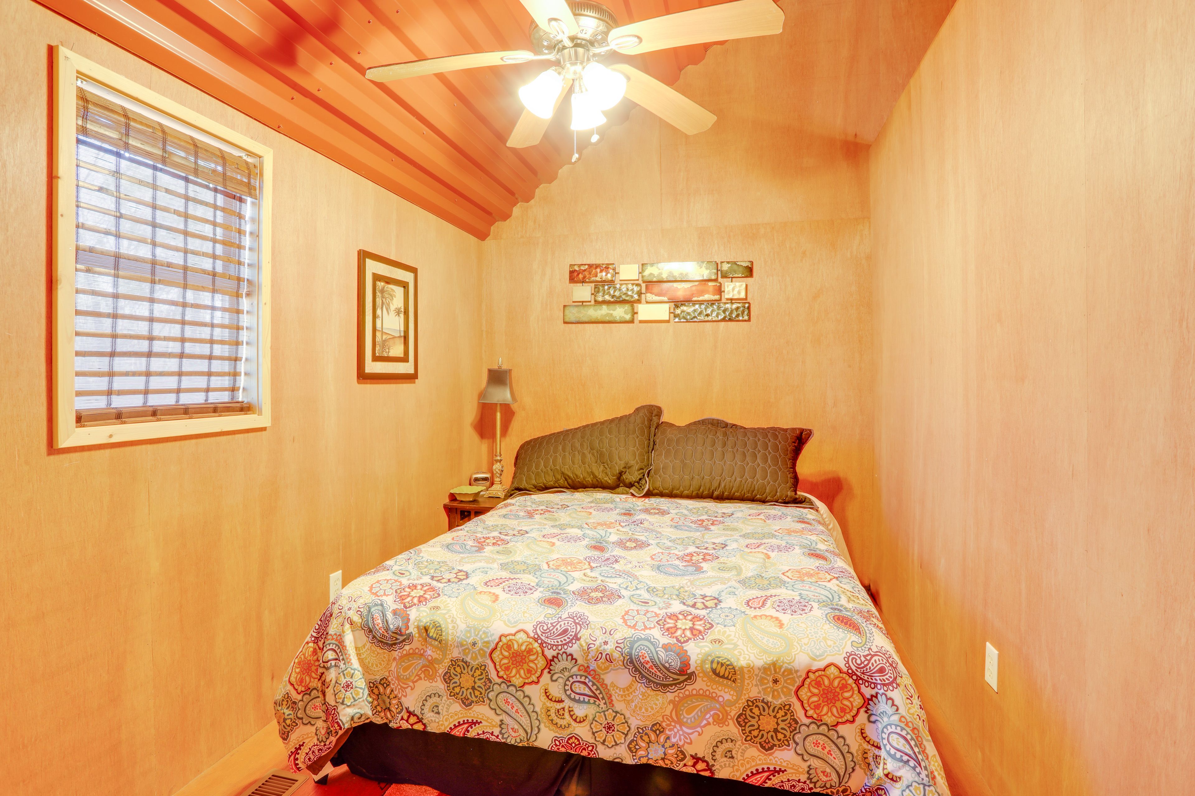 Bedroom 1 | Queen Bed | Flat-Screen TV w/ Cable | Main Floor