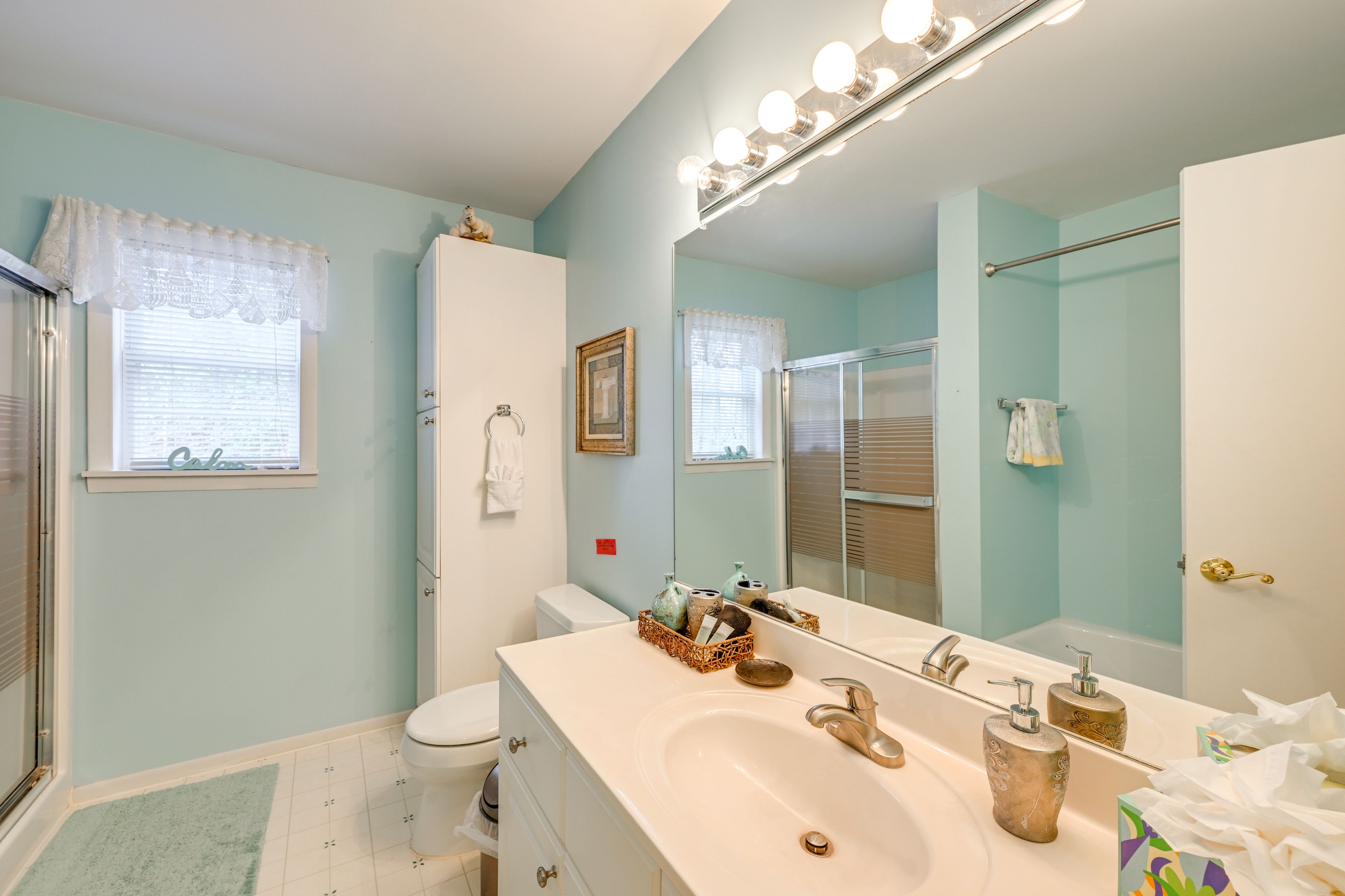 Full Bathroom | 1st Floor | Towels Provided