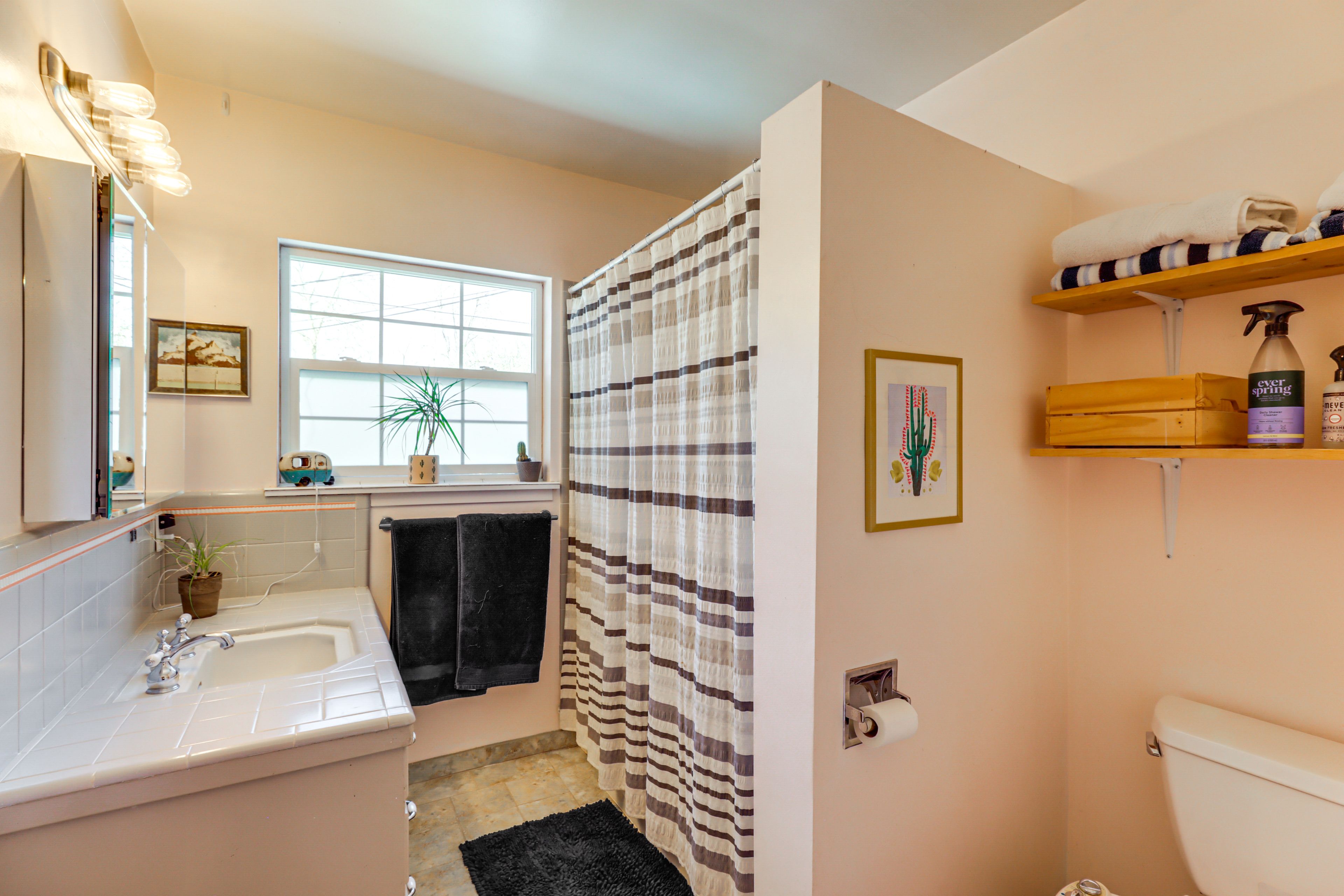 Full Bathroom | 1st Floor | Towels Provided