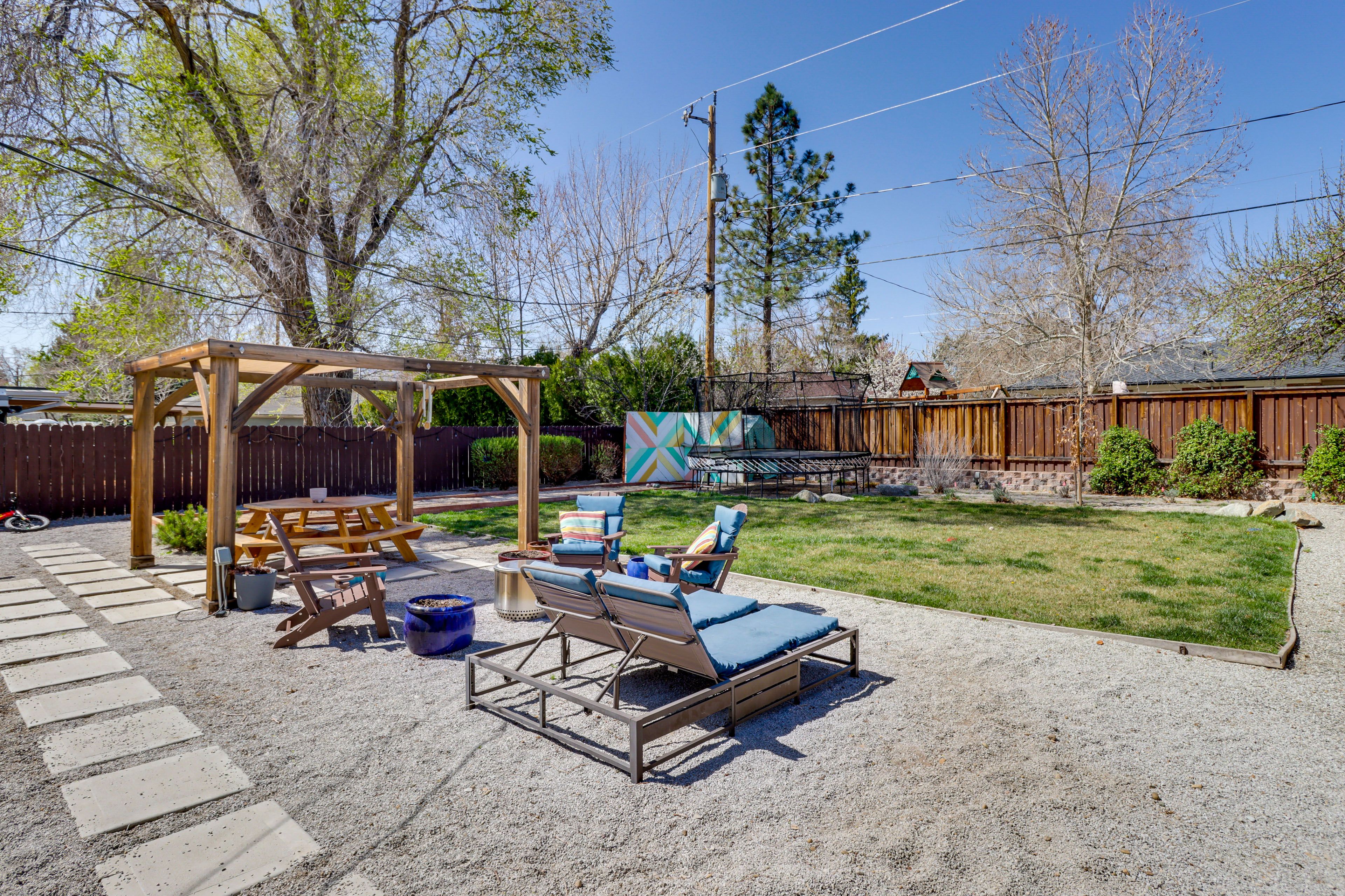 Private Yard | Fire Pit | Trampoline | Games
