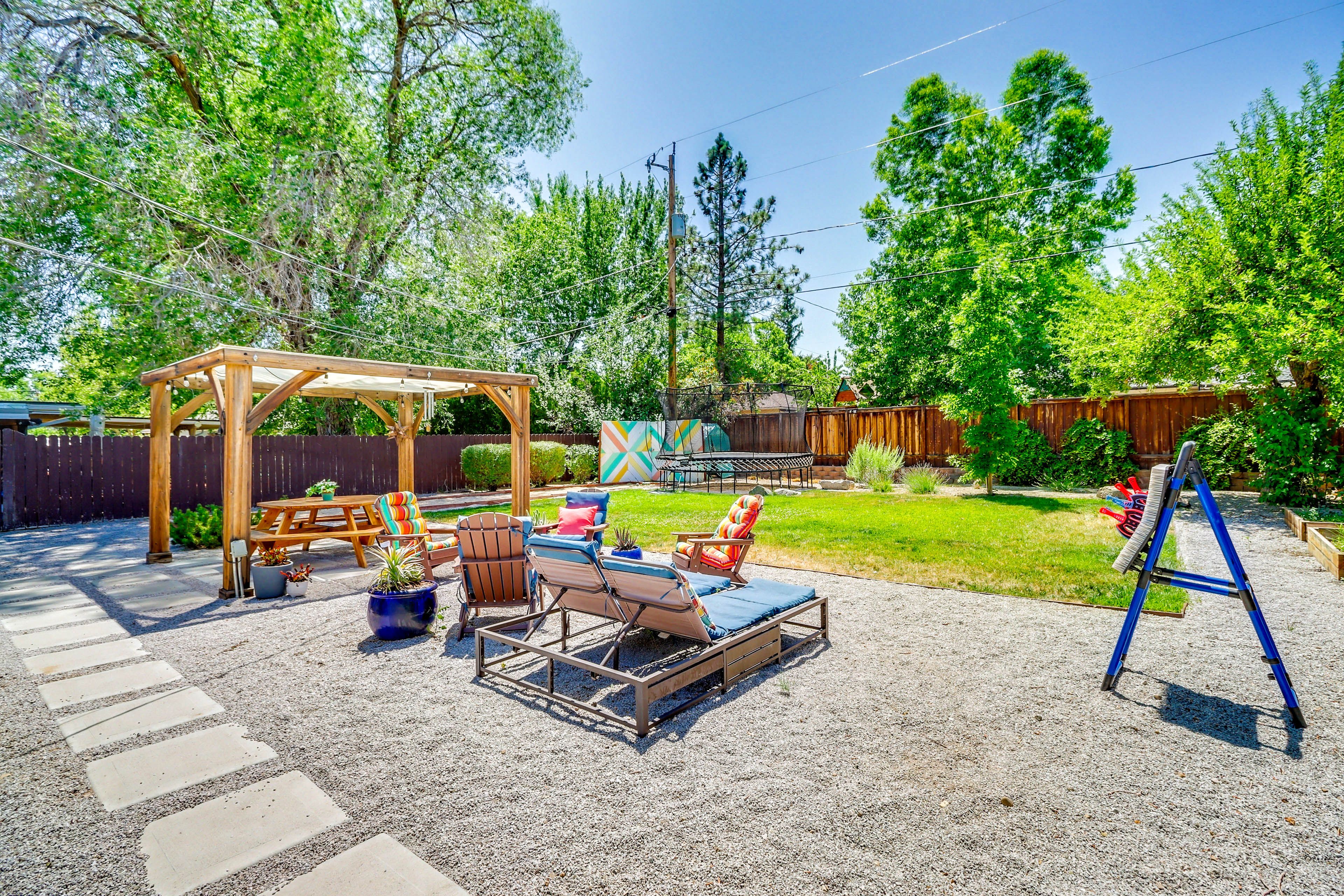 Private Yard | Fire Pit | Trampoline | Games.