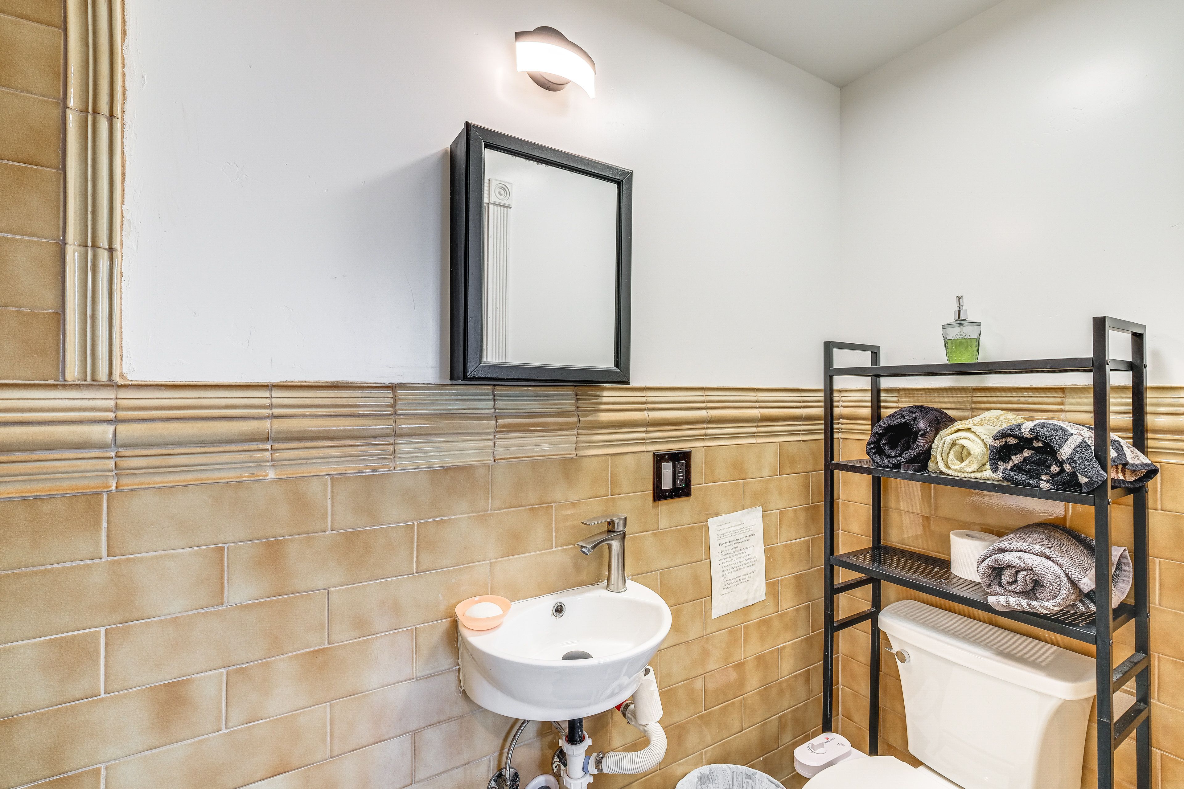 En-Suite Full Bathroom | Complimentary Toiletries | Hair Dryer