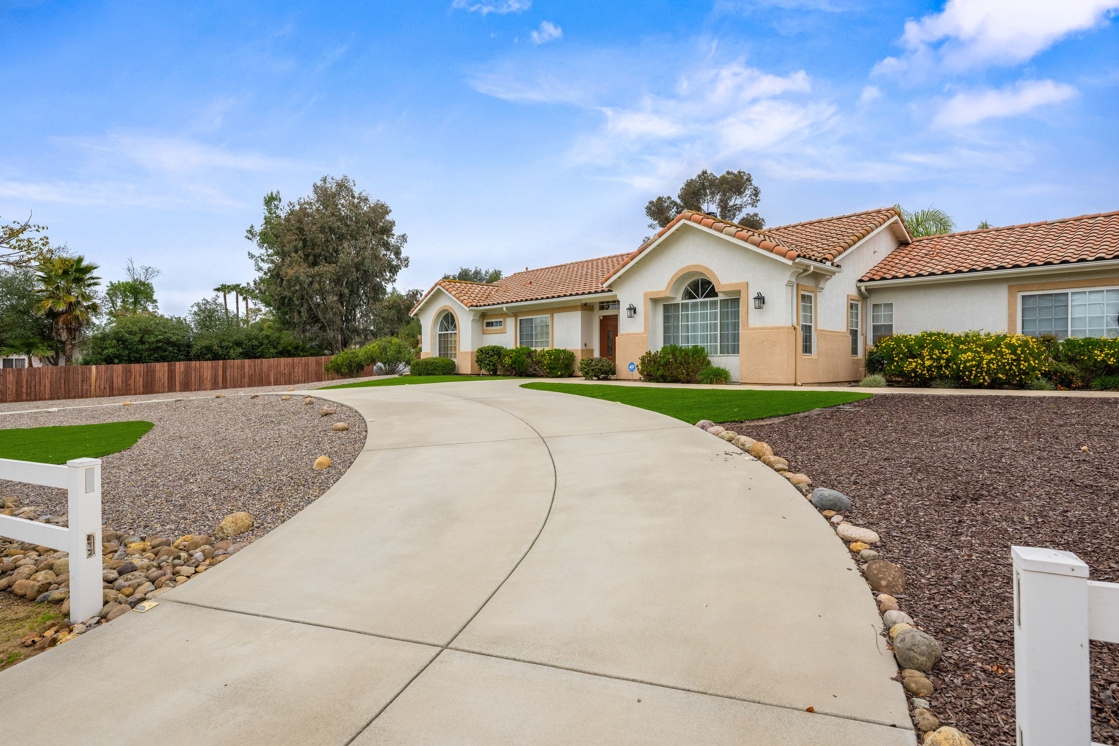 Parking | 2 Driveways (5 Vehicles)