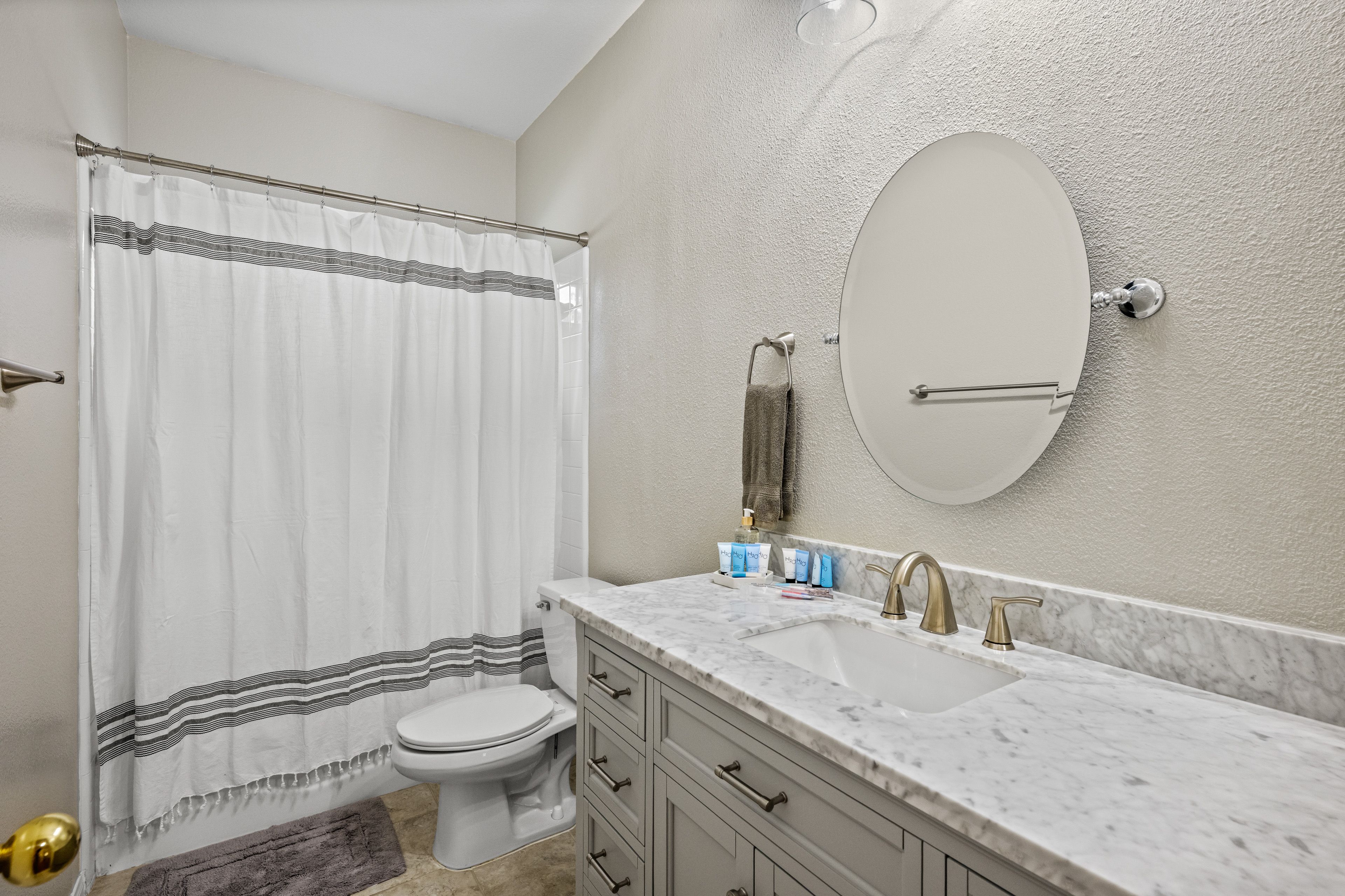 Full Bathroom | Complimentary Toiletries