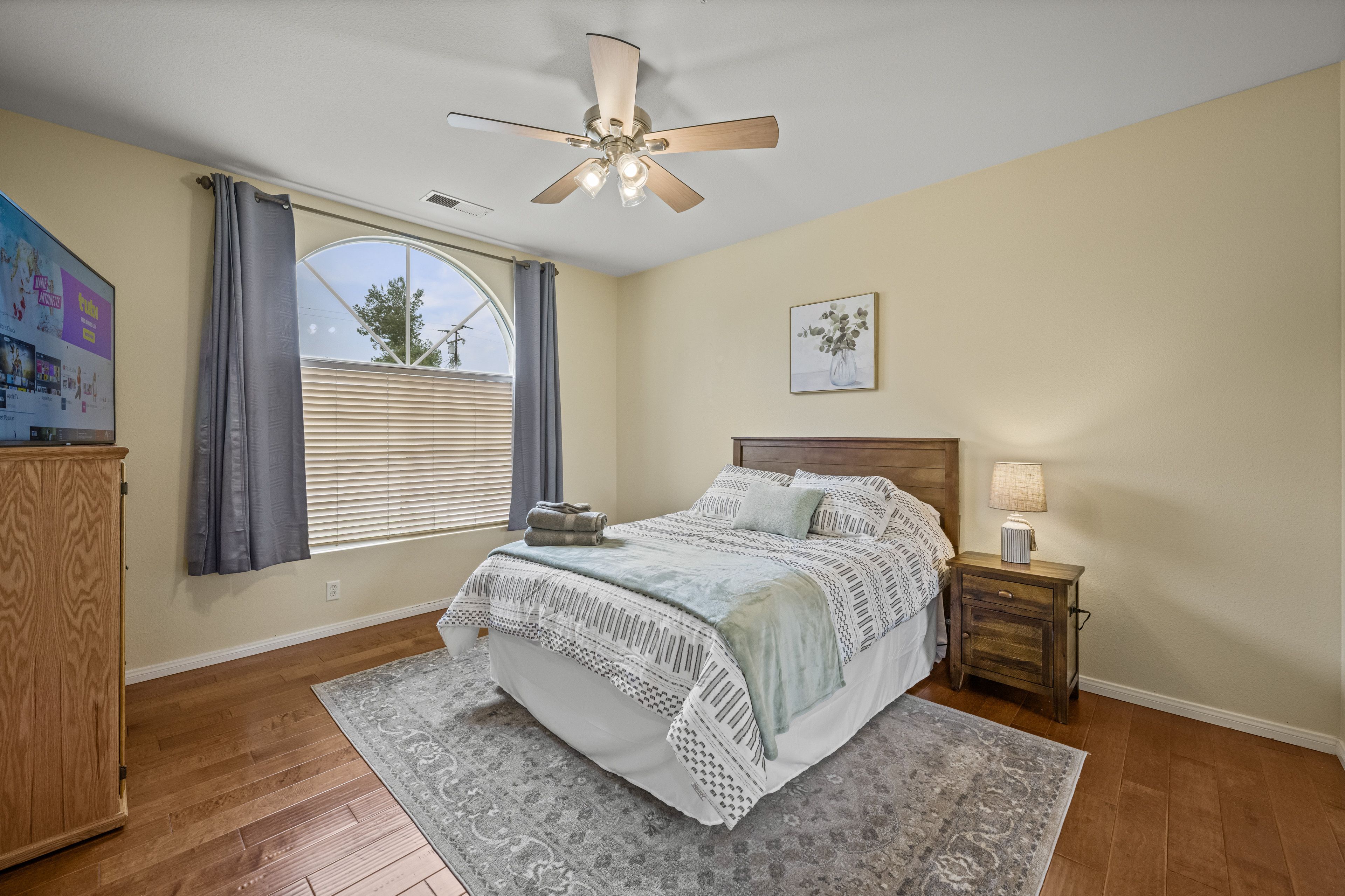Bedroom 2 | Queen Bed | Smart TV