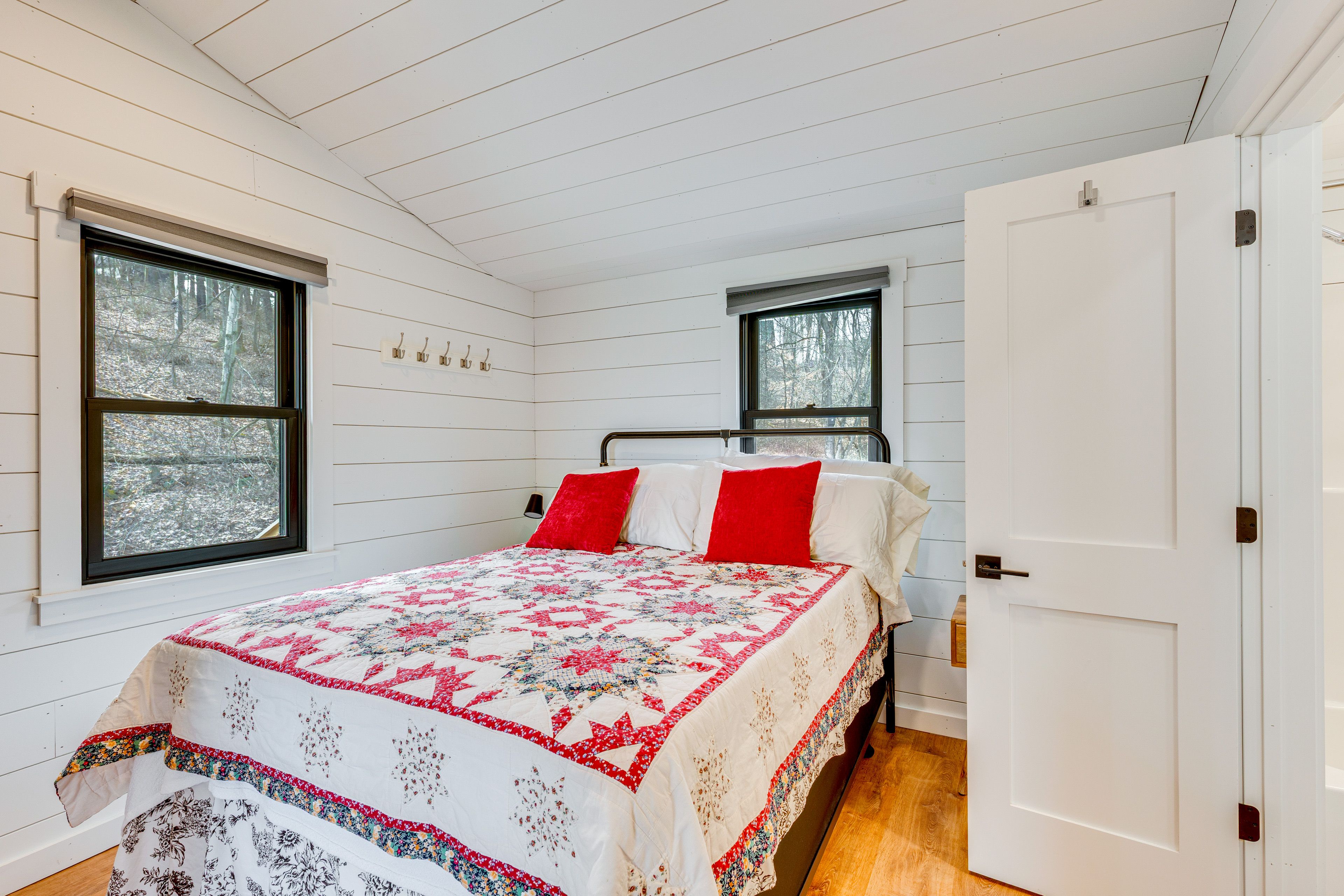 Bedroom 1 | Queen Bed | Smart TV | Main Floor