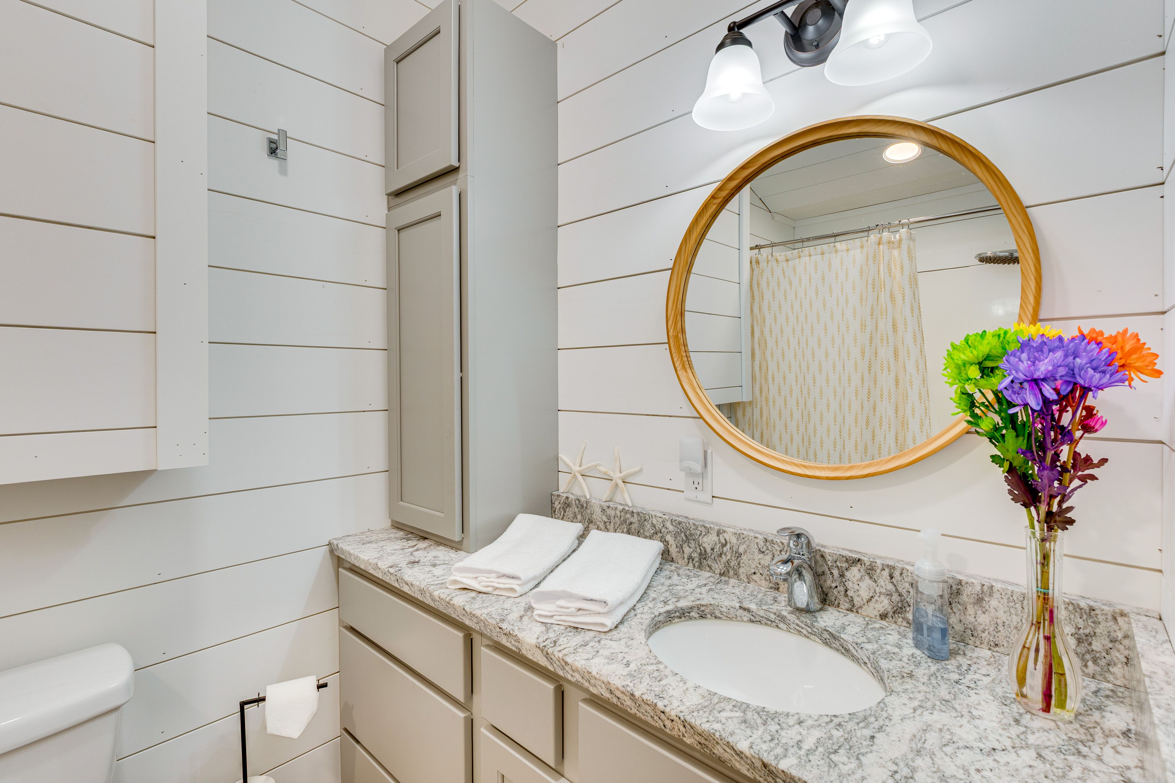 Full Bathroom | Towels Provided | Main Floor
