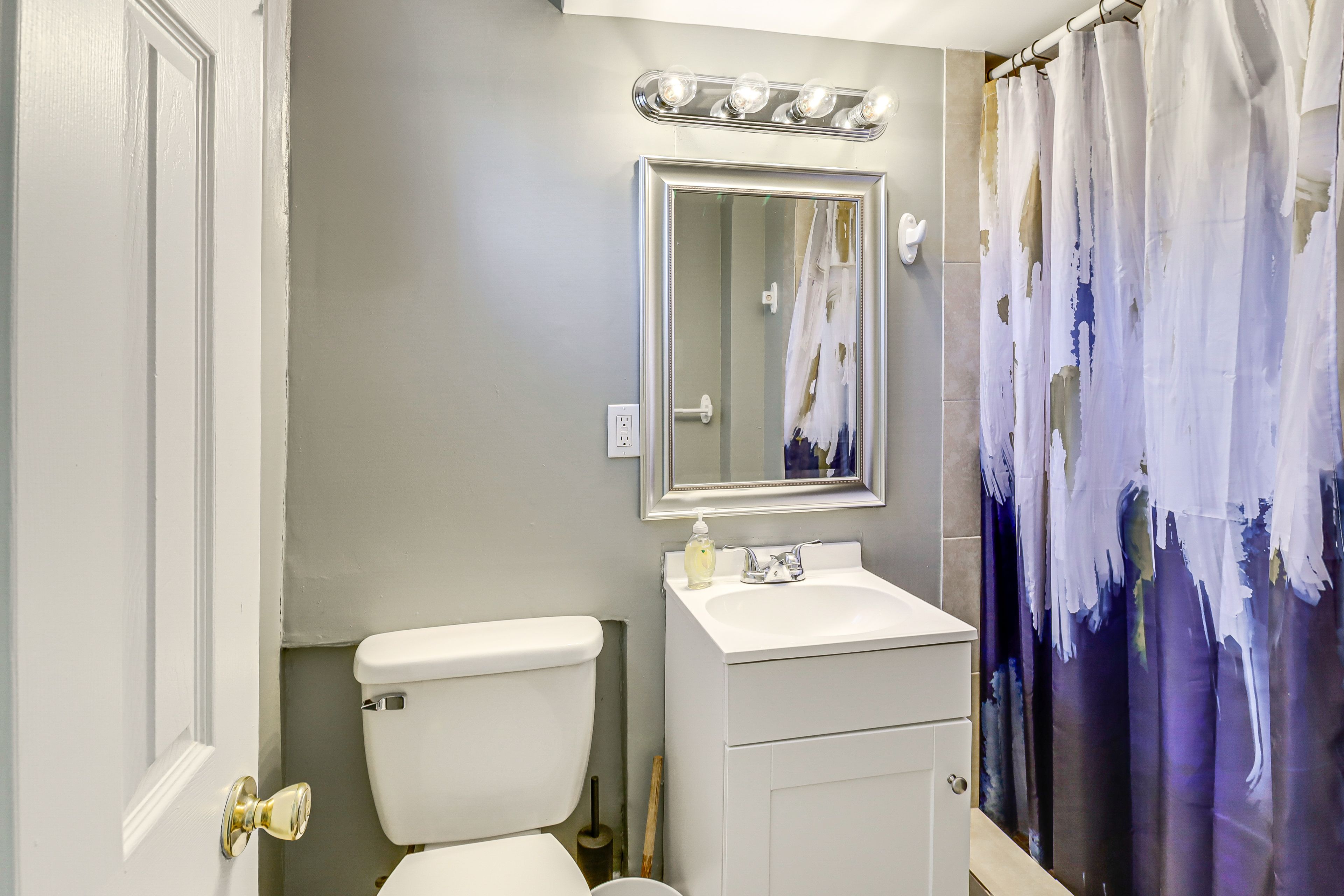 Full Bathroom | Upper Level | Towels Provided