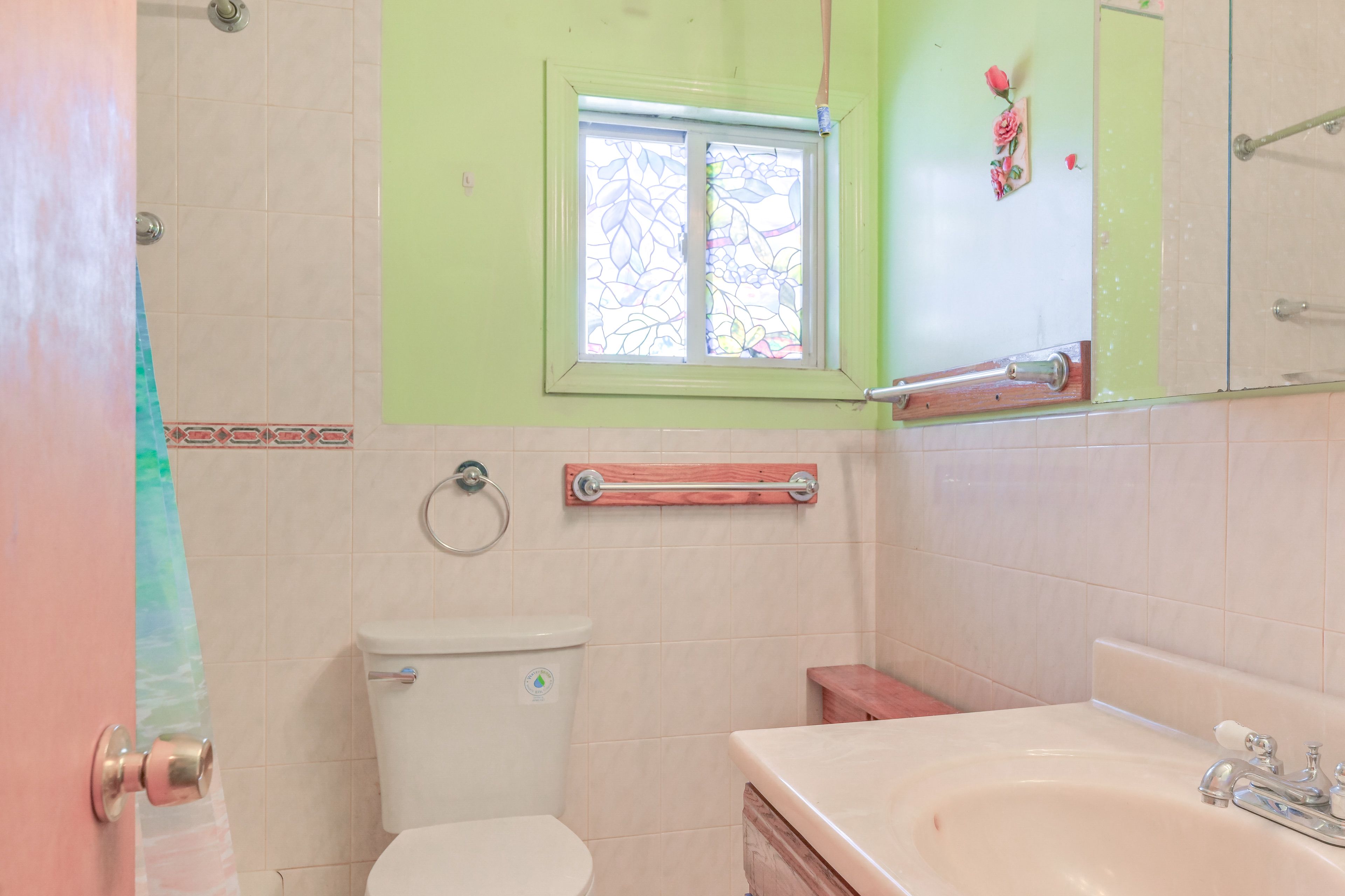 Full Bathroom | Towels Provided