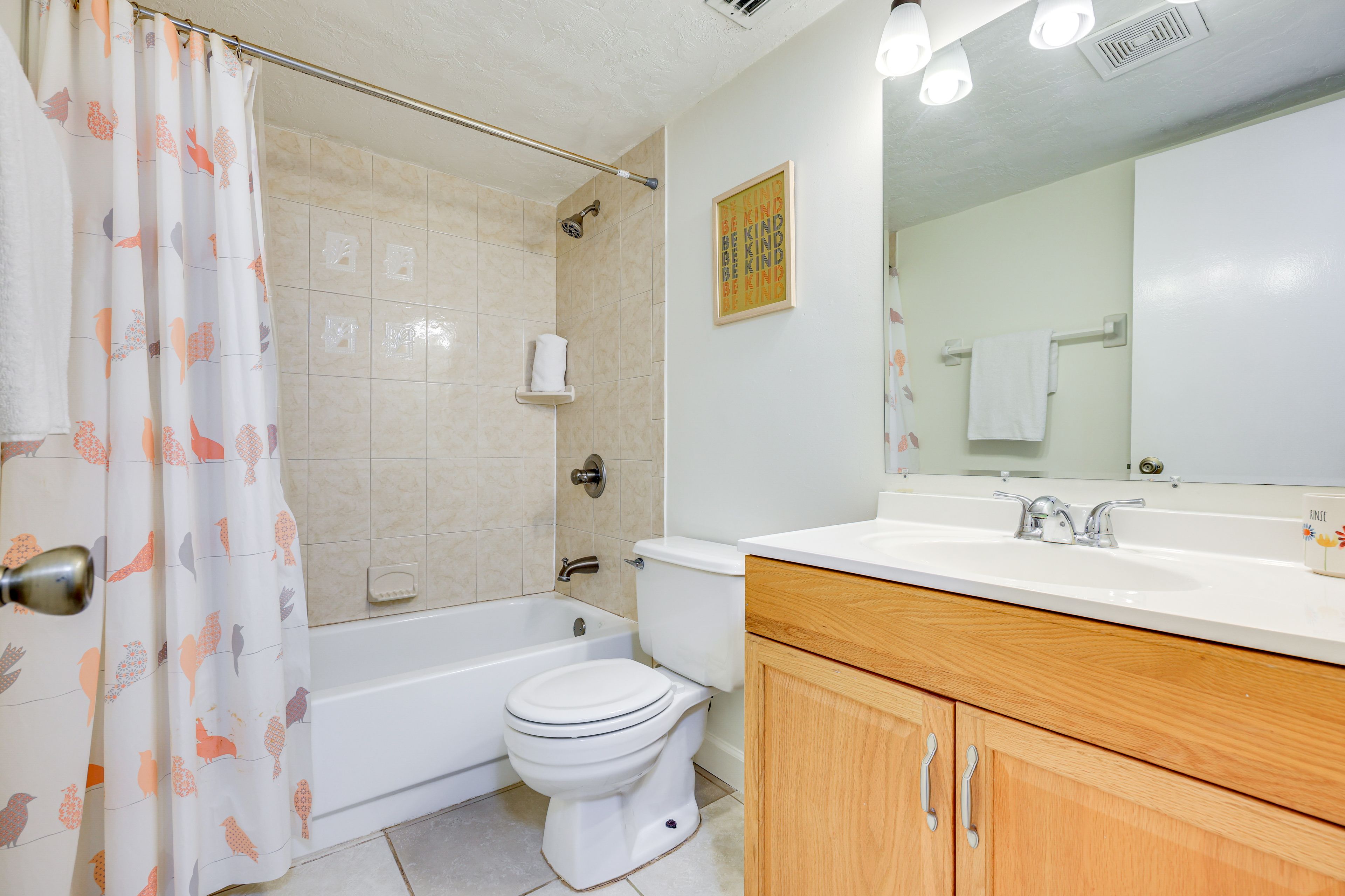 Full Bathroom | 1st Floor | Towels Provided